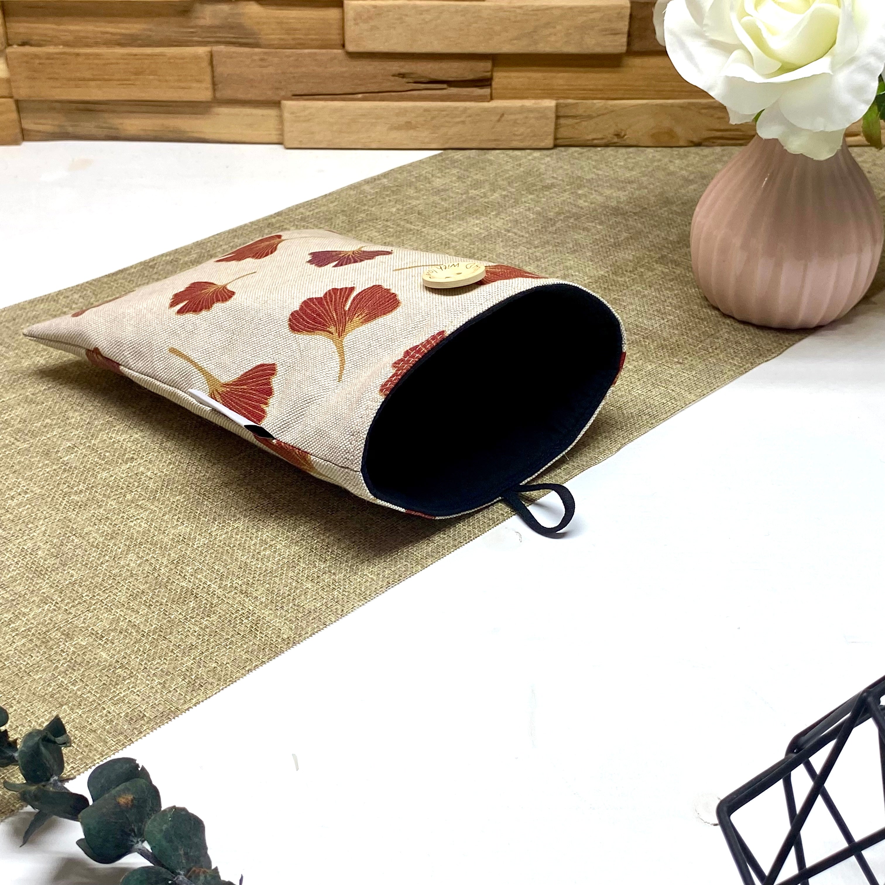 Doublure intérieure d'une pochette à livre de poche matelassée motif Ginkgo