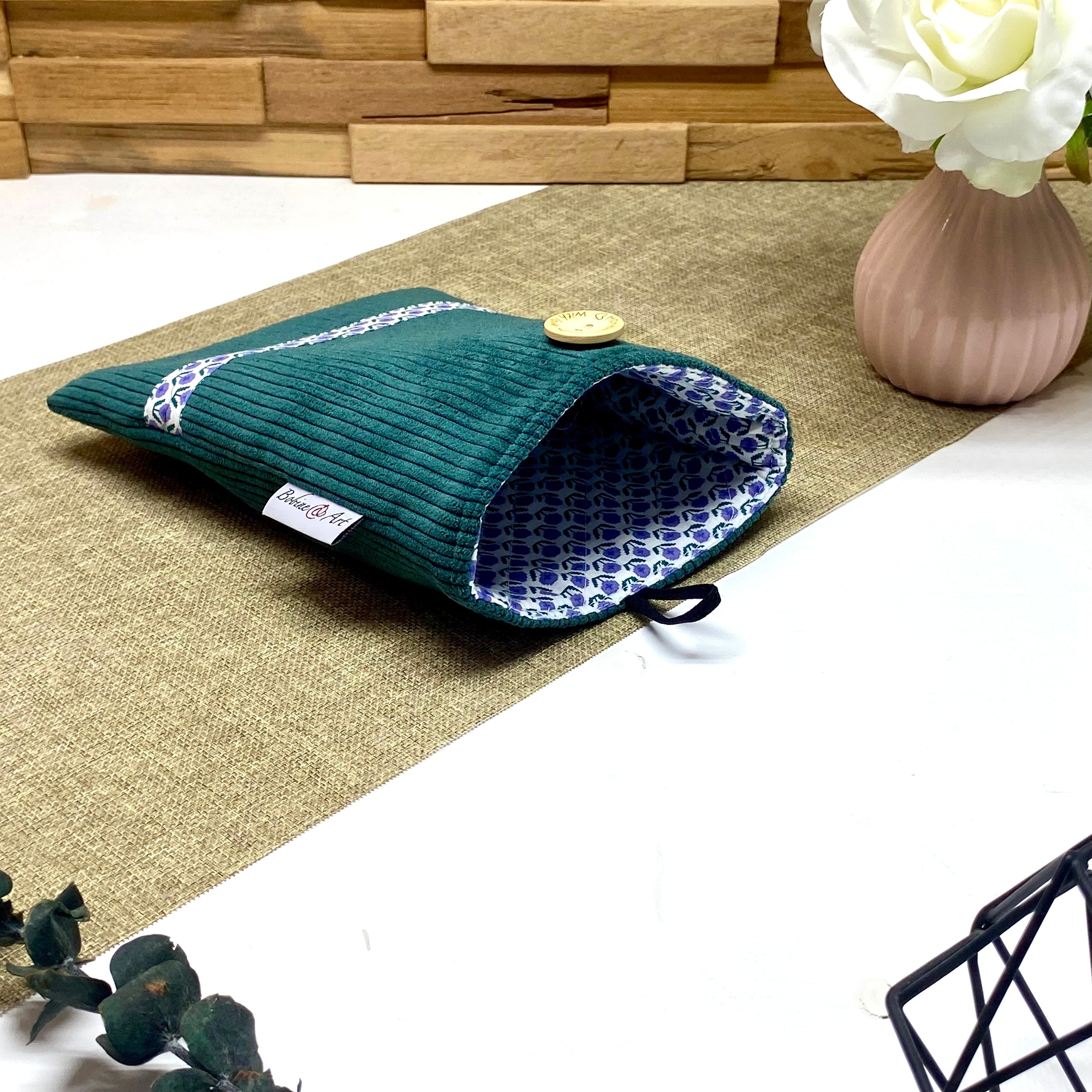 Doublure intérieure d'une pochette à livre de poche matelassée en velours vert