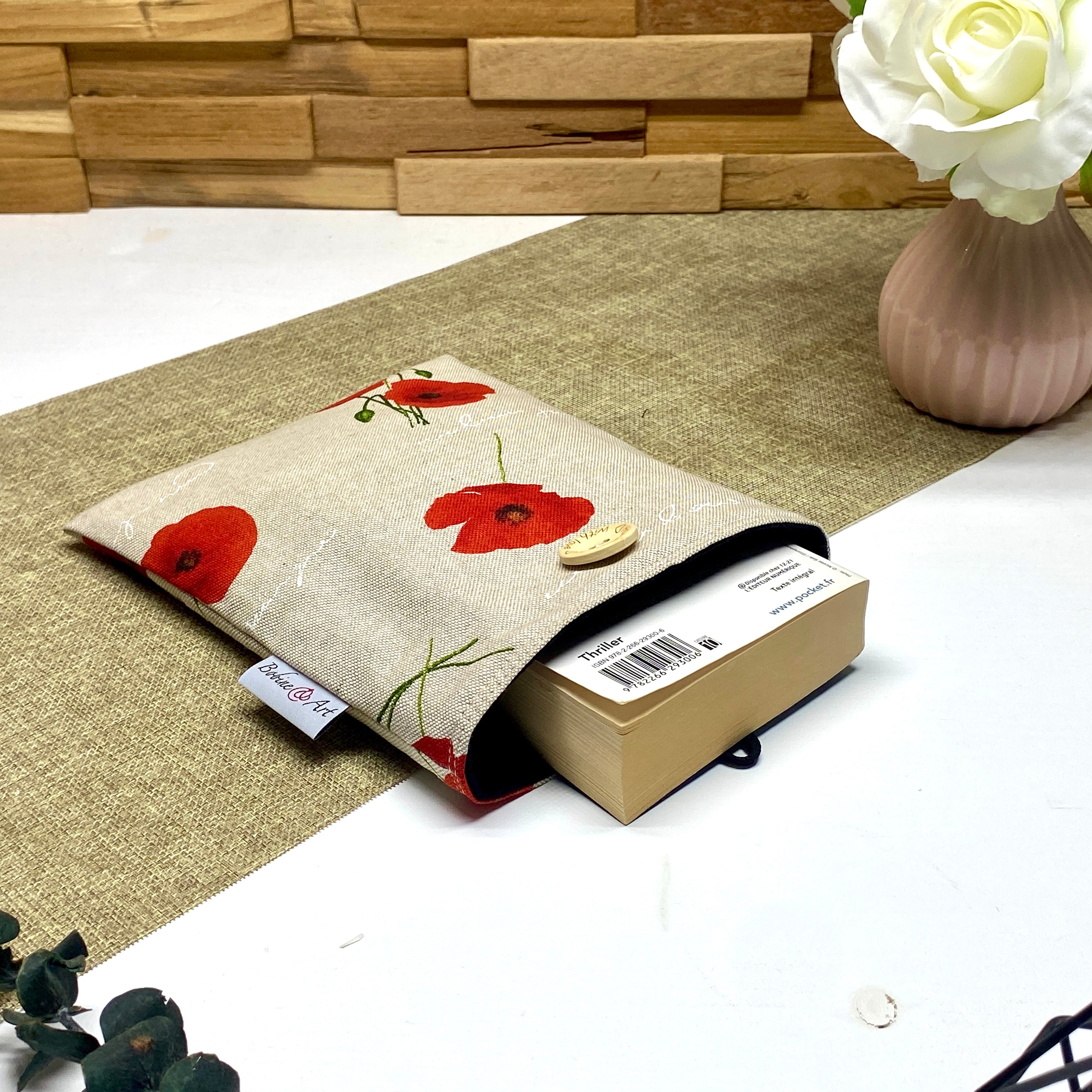 Pochette à livre de poche matelassée motif Coquelicot avec livre inséré