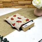 Pochette à livre de poche matelassée motif Ginkgo avec livre inséré