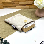 Pochette à livre de poche matelassée en velours ivoire avec livre inséré