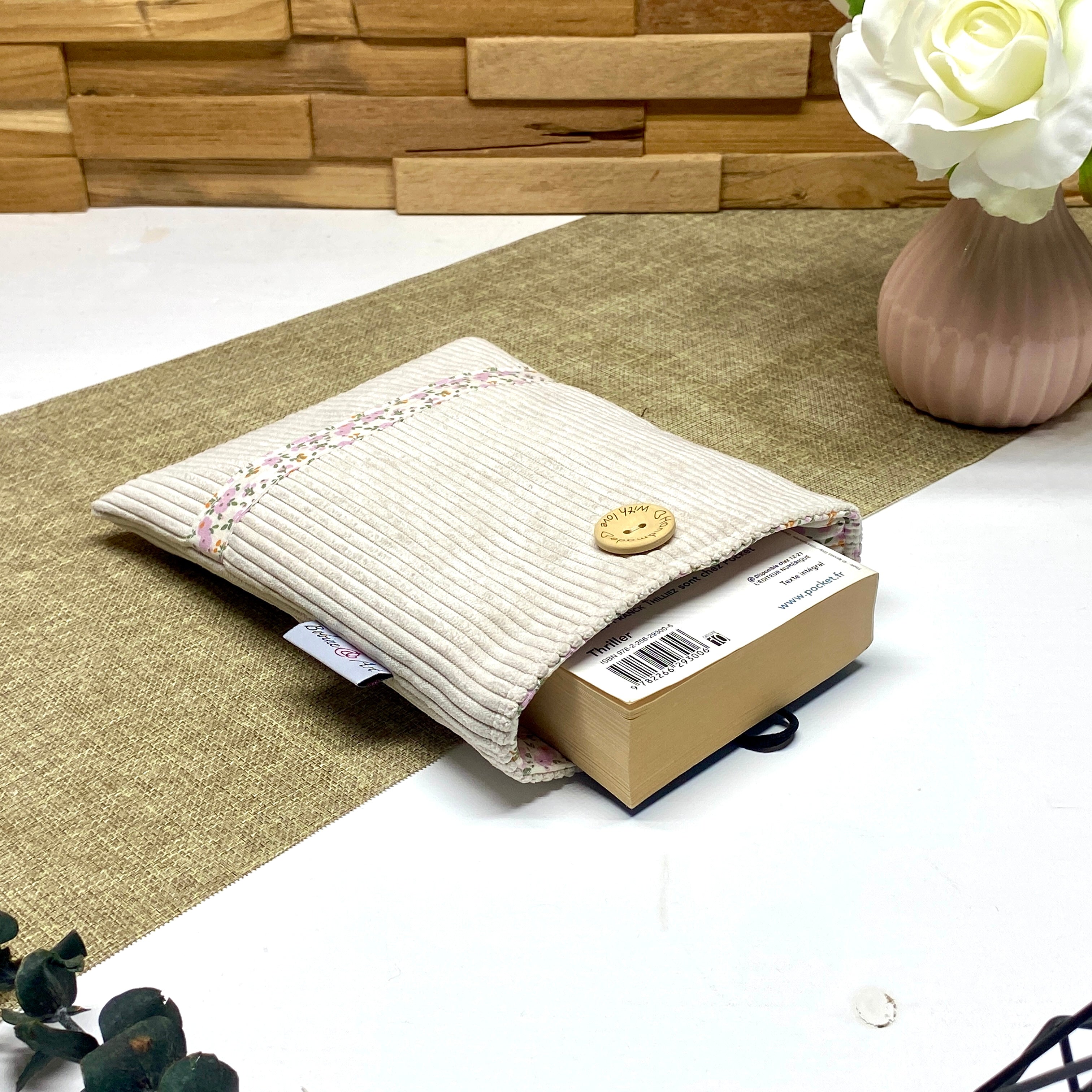Pochette à livre de poche matelassée en velours ivoire avec livre inséré