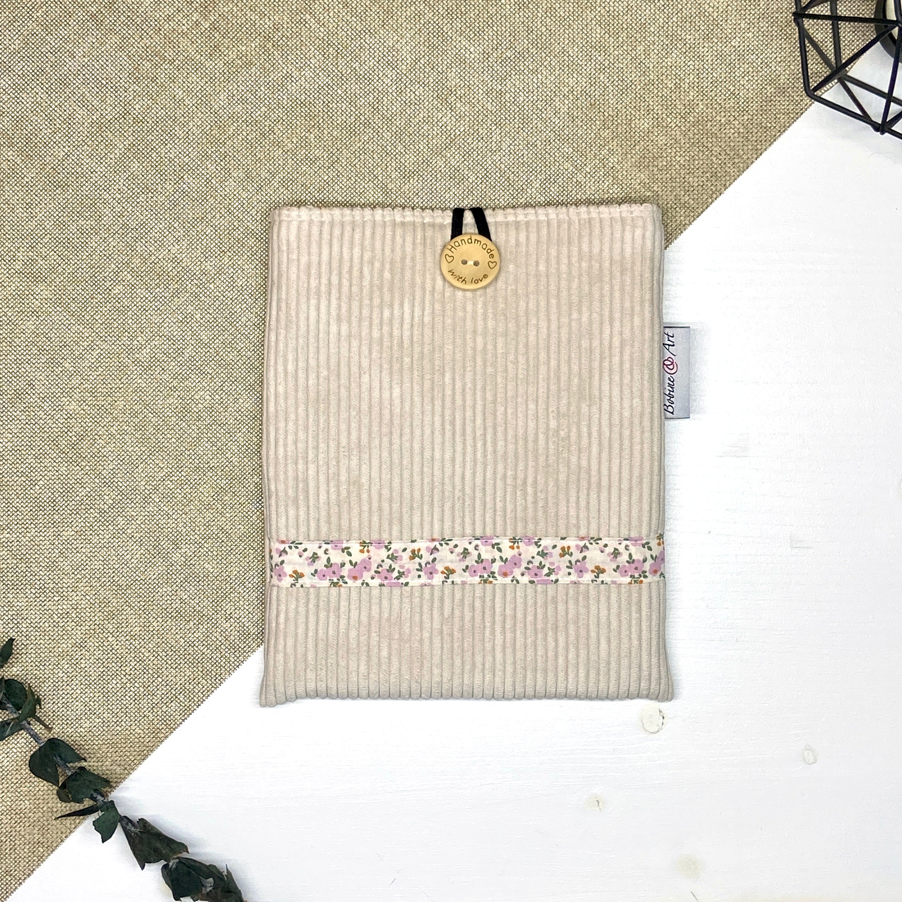 Pochette à livre de poche en velours ivoire vue de face