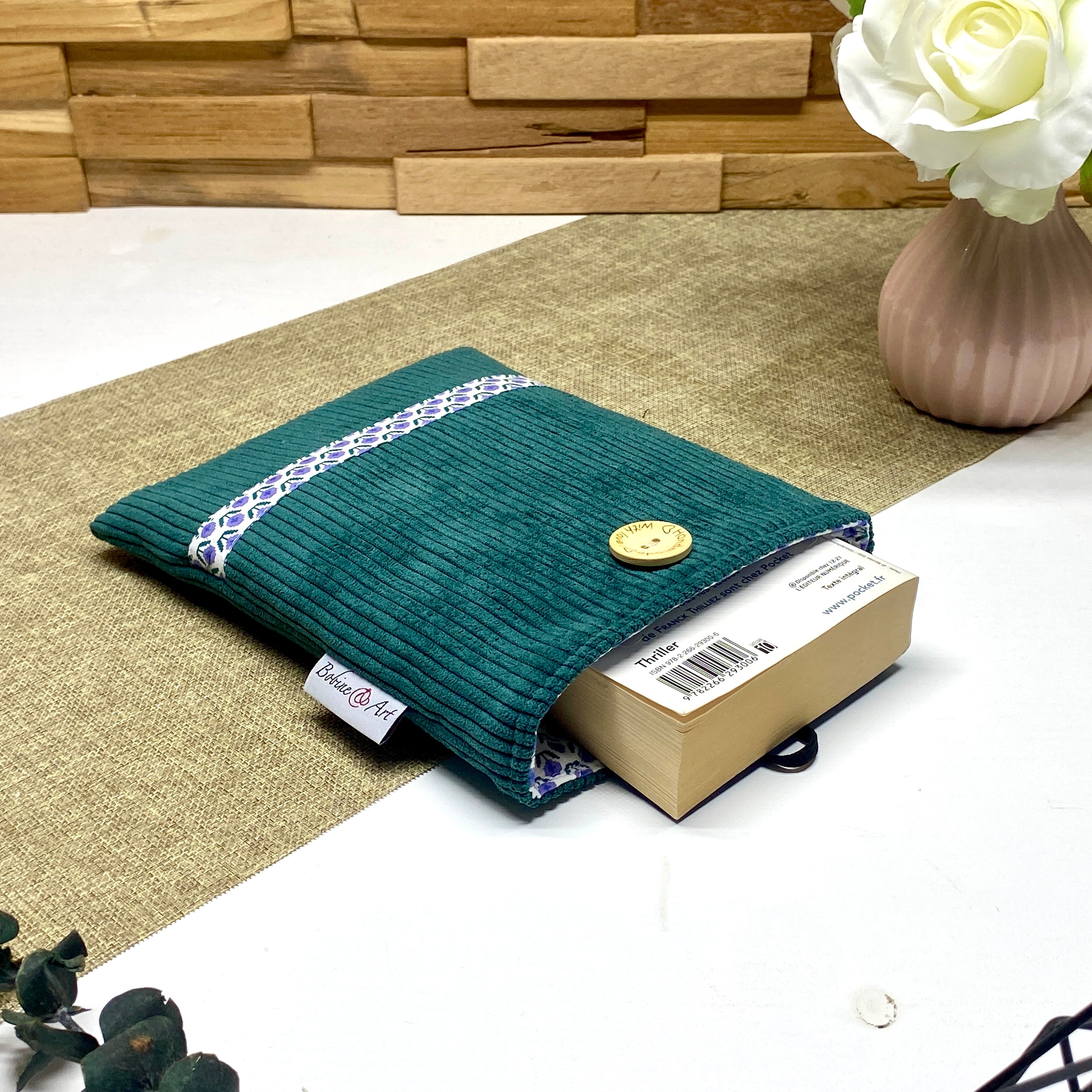Pochette à livre de poche matelassée en velours vert avec livre inséré