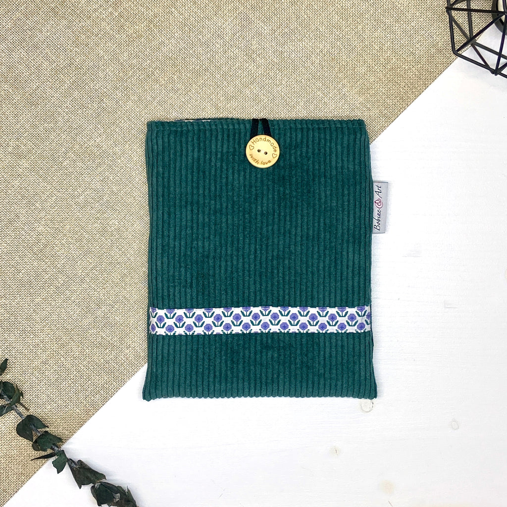 Pochette à livre de poche matelassée en velours vert vue de face