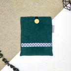 Pochette à livre de poche matelassée en velours vert vue de face