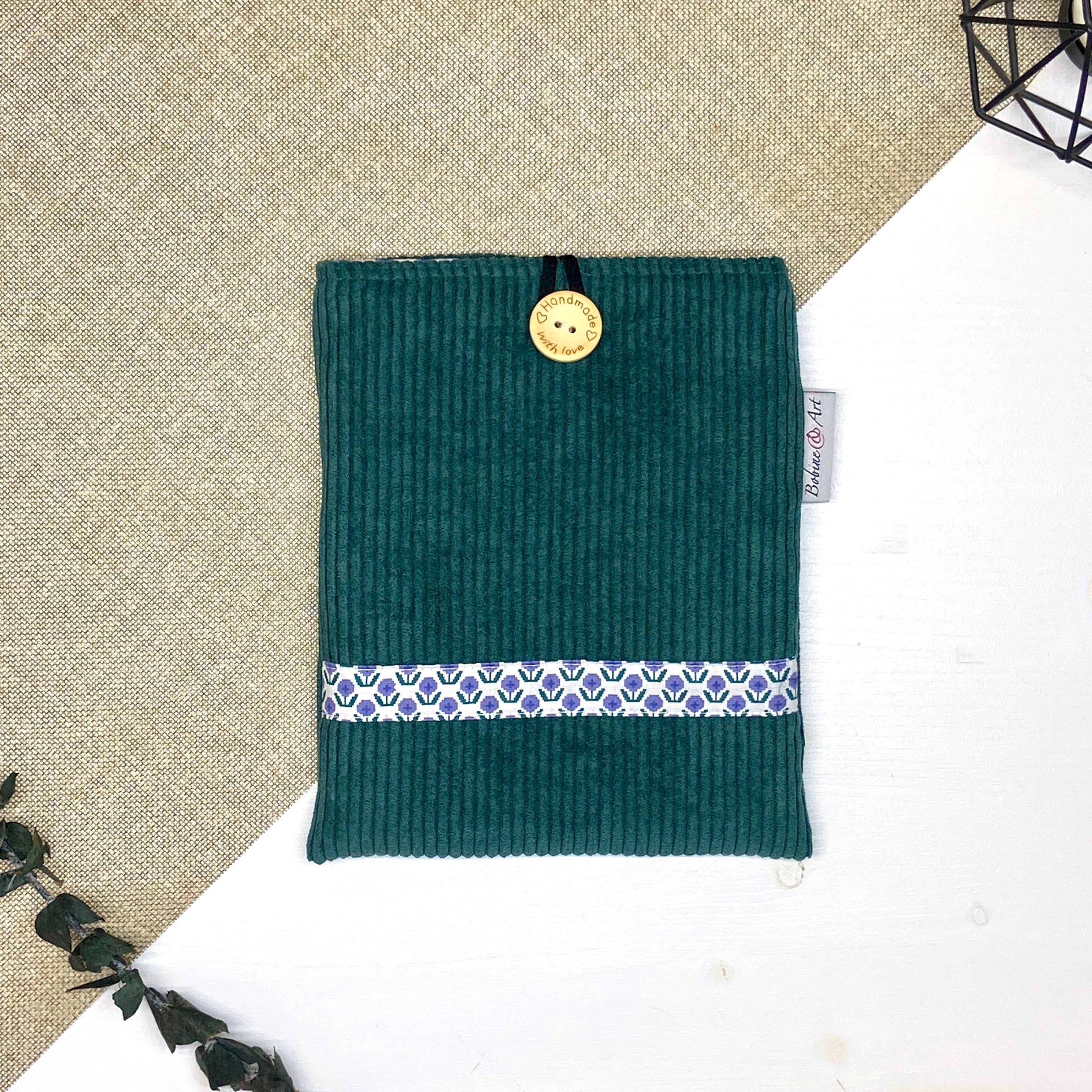 Pochette à livre de poche matelassée en velours vert vue de face