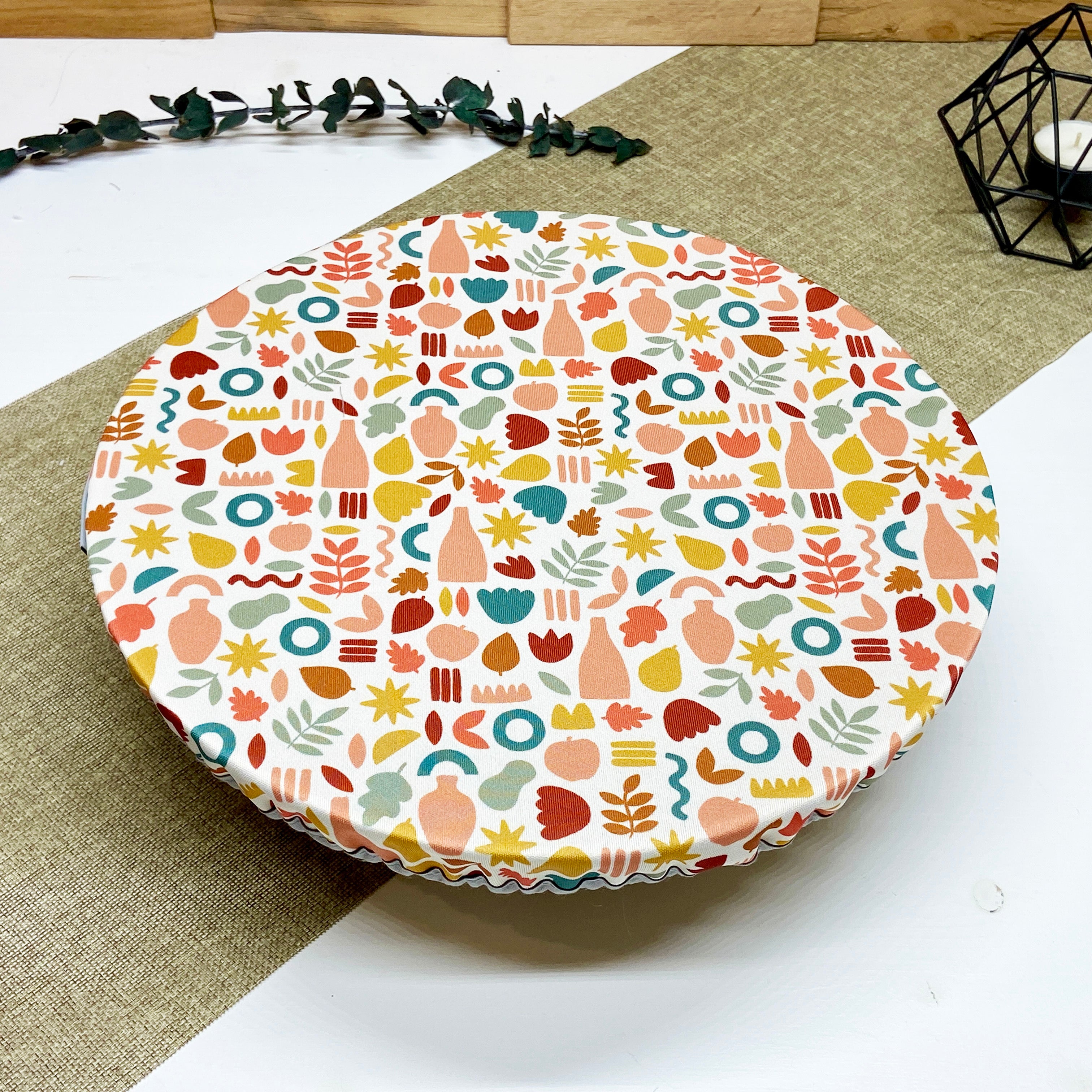 Grand couvre-plat réutilisable en tissu à motif bouteille et feuillages terracotta, moutarde, vert sauge et bleu, idéal pour couvrir grands saladiers, plats et préparations familiales tout en remplaçant le film alimentaire jetable.