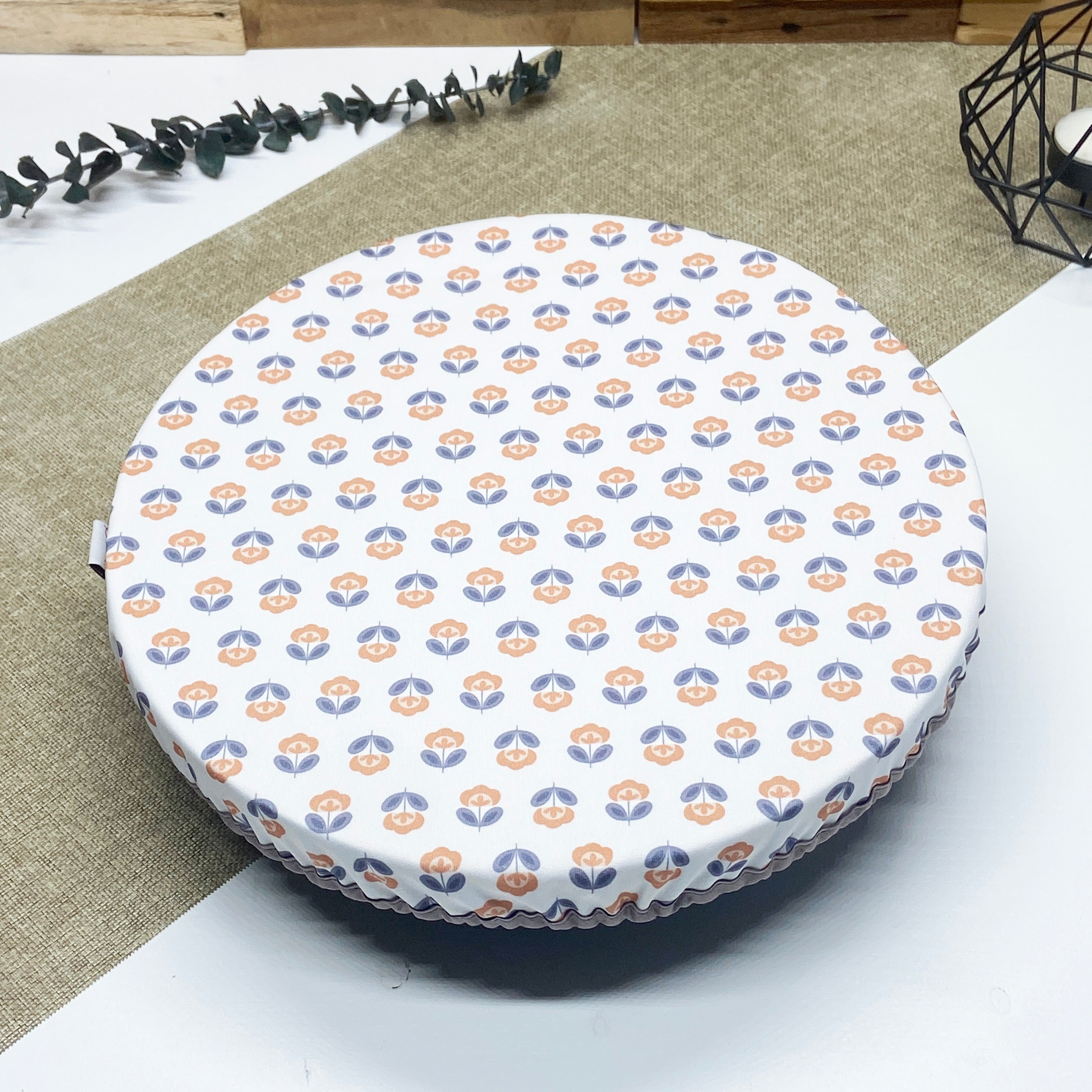 Grand couvre-plat réutilisable en tissu à motif petites fleurs bleu grisé et beige sur fond blanc, idéal pour couvrir grands saladiers, plats familiaux et préparations maison tout en remplaçant le film alimentaire jetable.