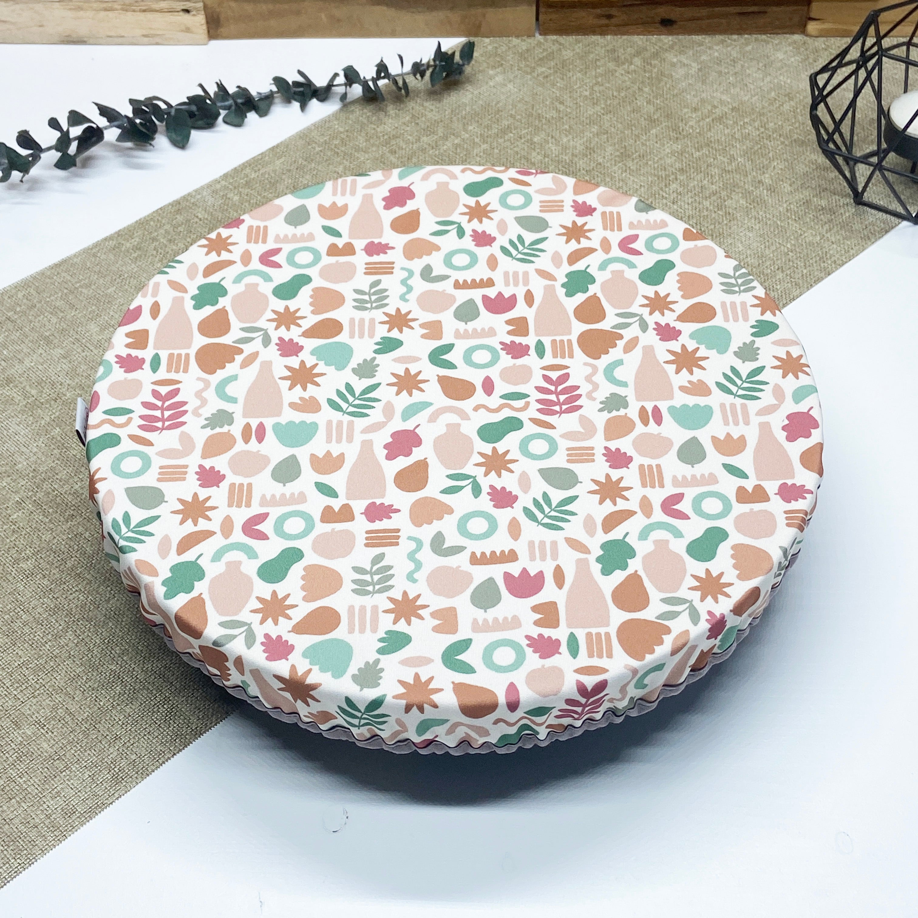 Couvre-plat réutilisable de grande taille en tissu à motif amphores et feuillages pastel terracotta, rose et vert sauge, idéal pour couvrir bols, saladiers et contenants de grande taille tout en remplaçant le film alimentaire jetable.
