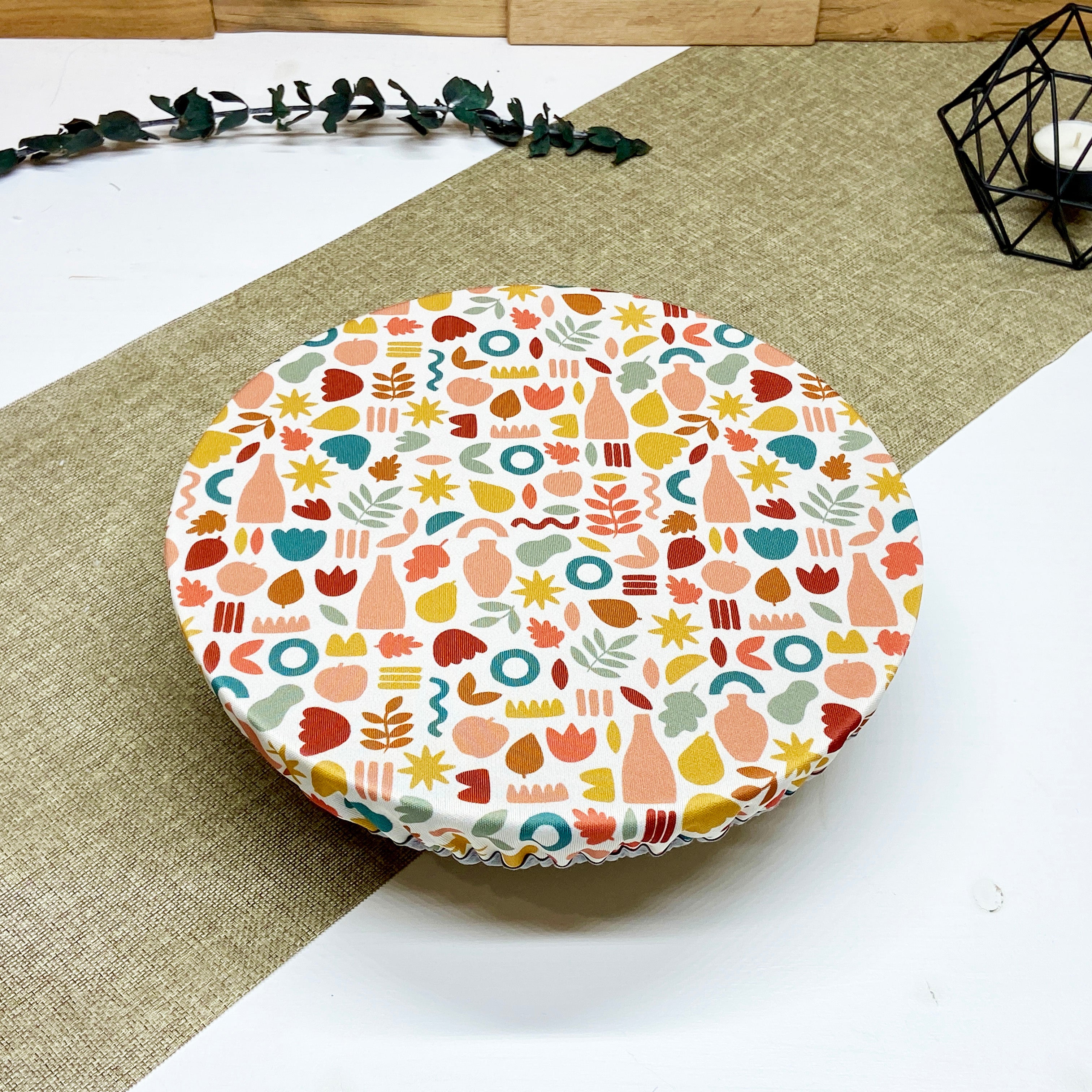 Couvre-plat réutilisable de taille moyenne en tissu à motif amphores et feuillages terracotta, moutarde, vert sauge et bleu, idéal pour couvrir bols, saladiers et contenants de taille intermédiaire tout en remplaçant le film alimentaire jetable.