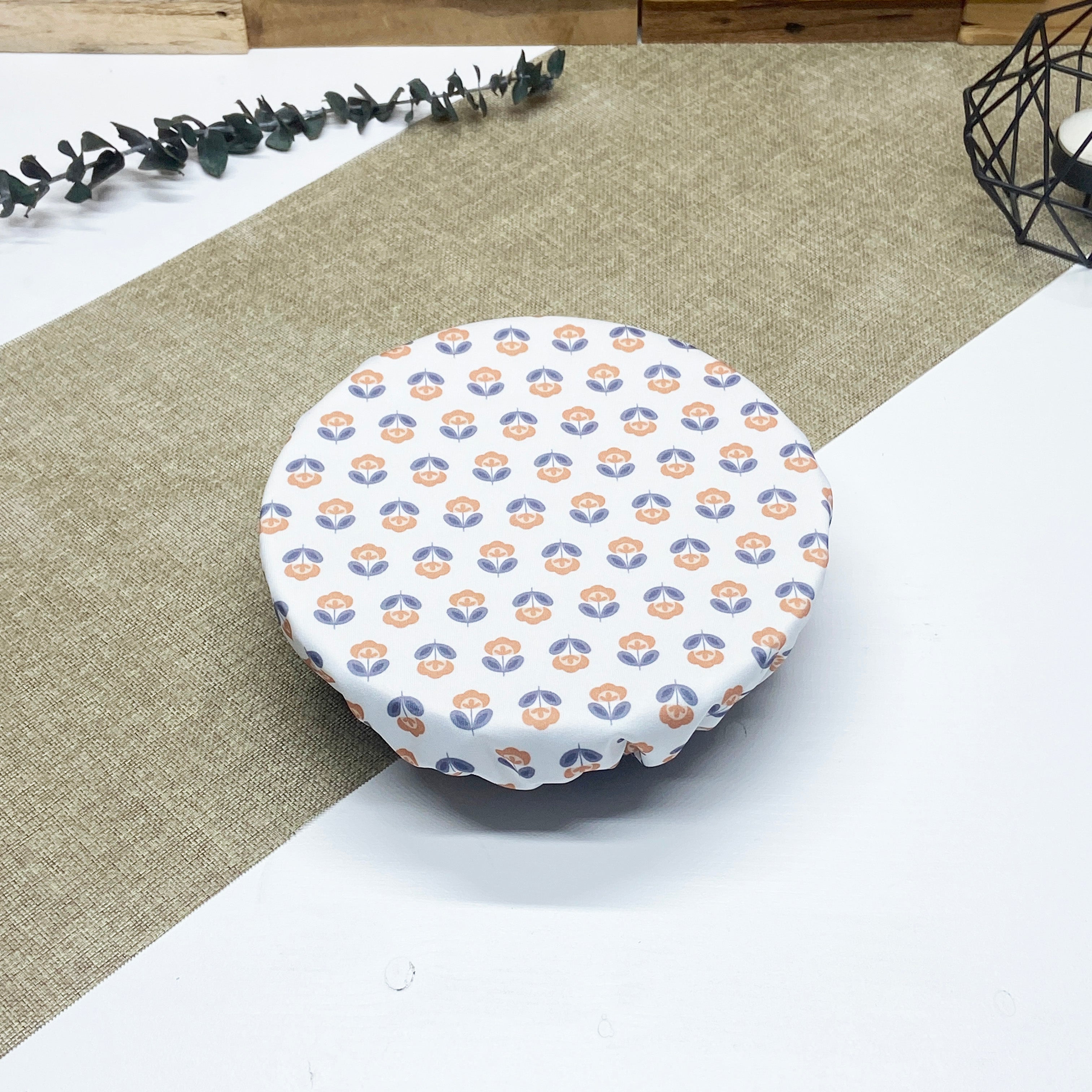 Couvre-plat de taille moyenne réutilisable en tissu à motif petites fleurs bleu grisé et beige sur fond blanc, idéal pour couvrir ramequins, petits bols et contenants individuels tout en remplaçant le film alimentaire jetable.