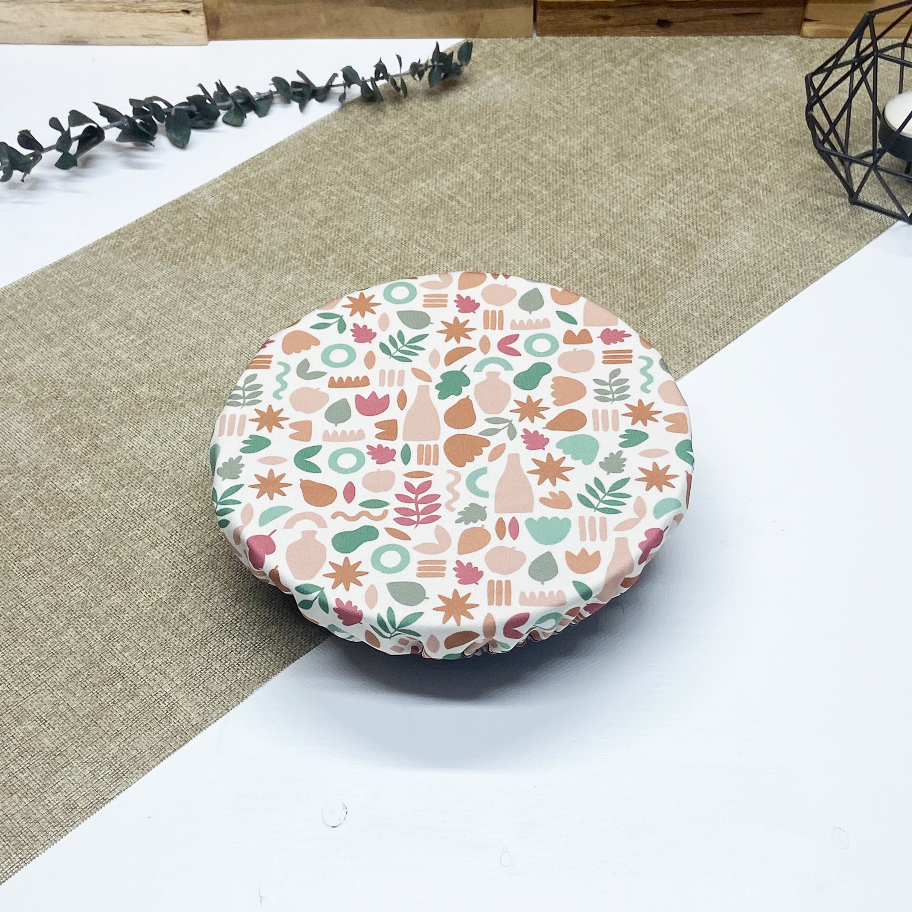 Moyen couvre-plat réutilisable en tissu à motif amphores et feuillages pastel terracotta, rose et vert sauge, idéal pour couvrir bols et petits contenants tout en remplaçant le film alimentaire jetable.