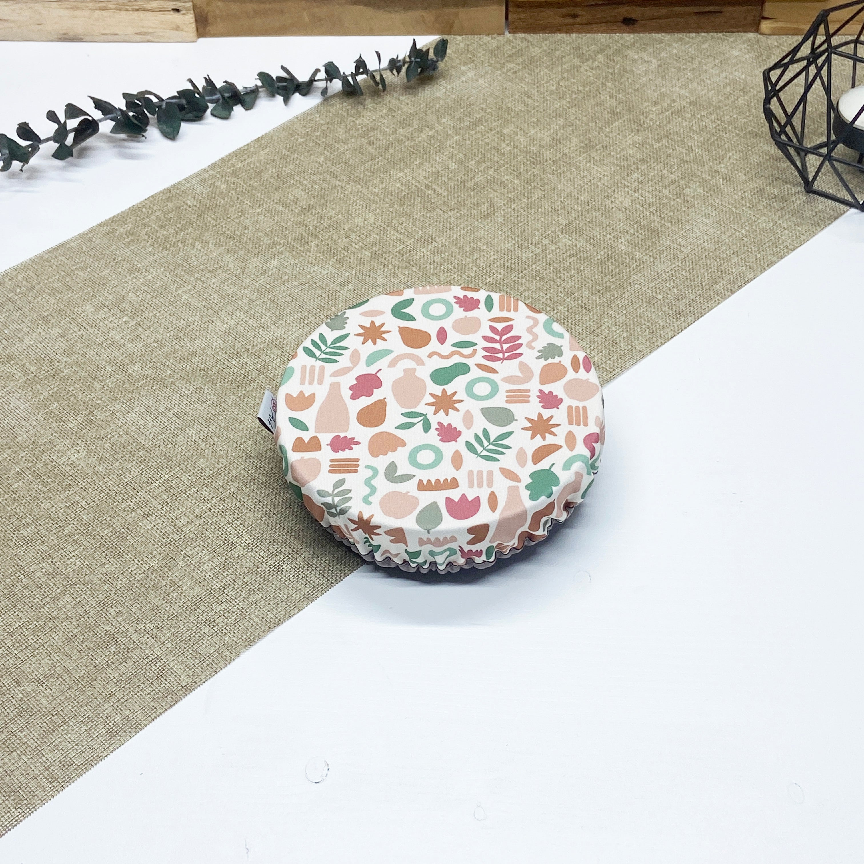Petit couvre-plat réutilisable en tissu à motif amphores et feuillages pastel terracotta, rose et vert sauge, idéal pour couvrir ramequins, petits bols et contenants individuels tout en remplaçant le film alimentaire jetable.