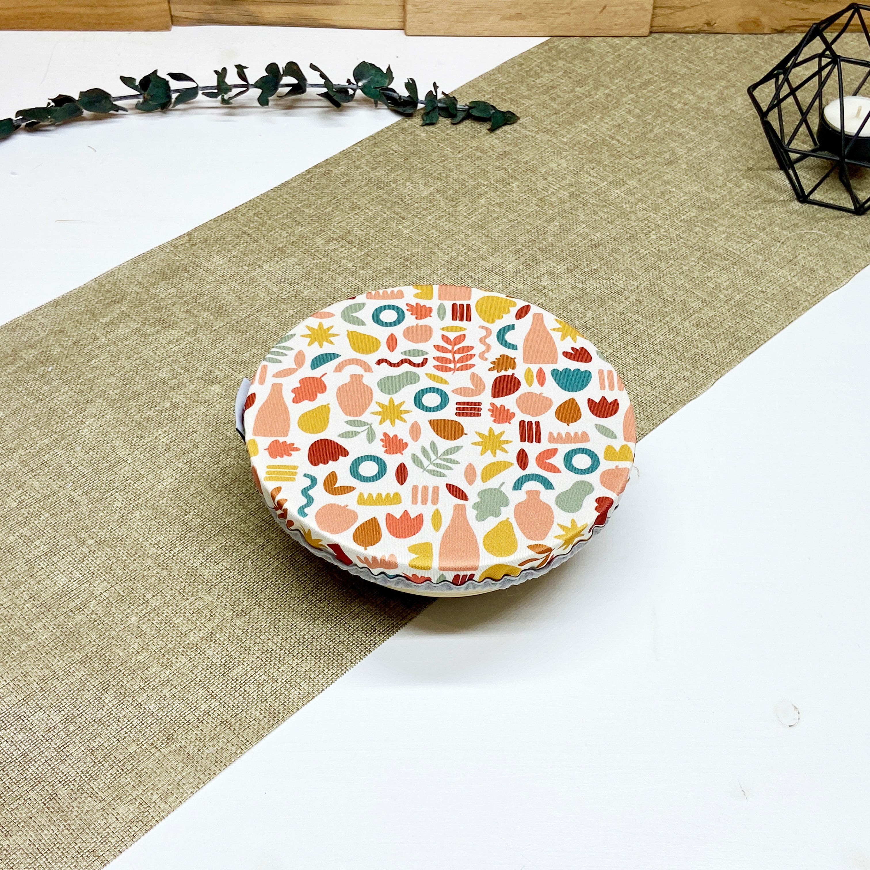 Petit couvre-plat réutilisable en tissu à motif bouteille et feuillages terracotta, moutarde, vert sauge et bleu, idéal pour couvrir ramequins, petits bols et contenants individuels tout en remplaçant le film alimentaire jetable.