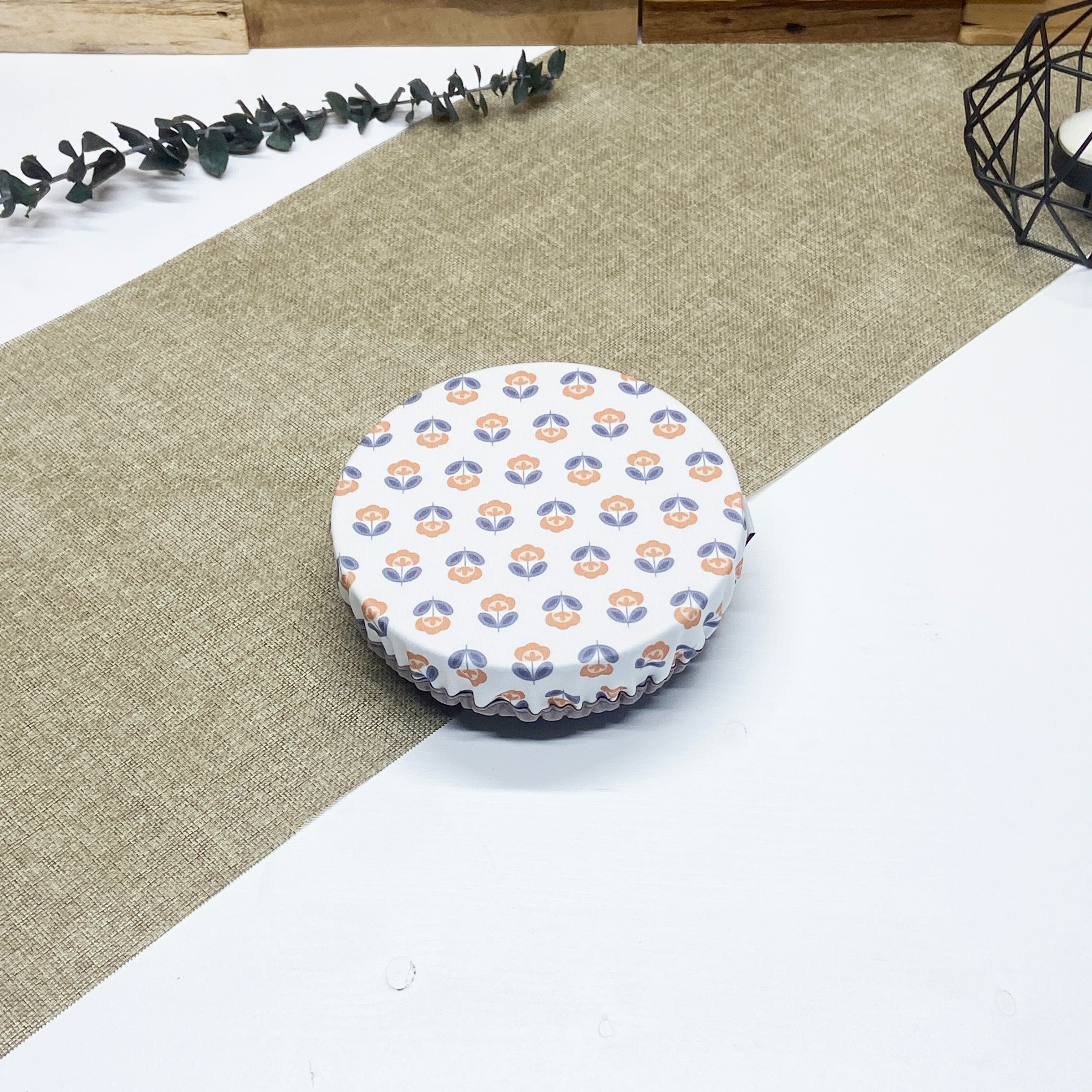 Petit couvre-plat réutilisable en tissu à motif petites fleurs bleu grisé et beige sur fond blanc, idéal pour couvrir ramequins, petits bols et contenants individuels tout en remplaçant le film alimentaire jetable.