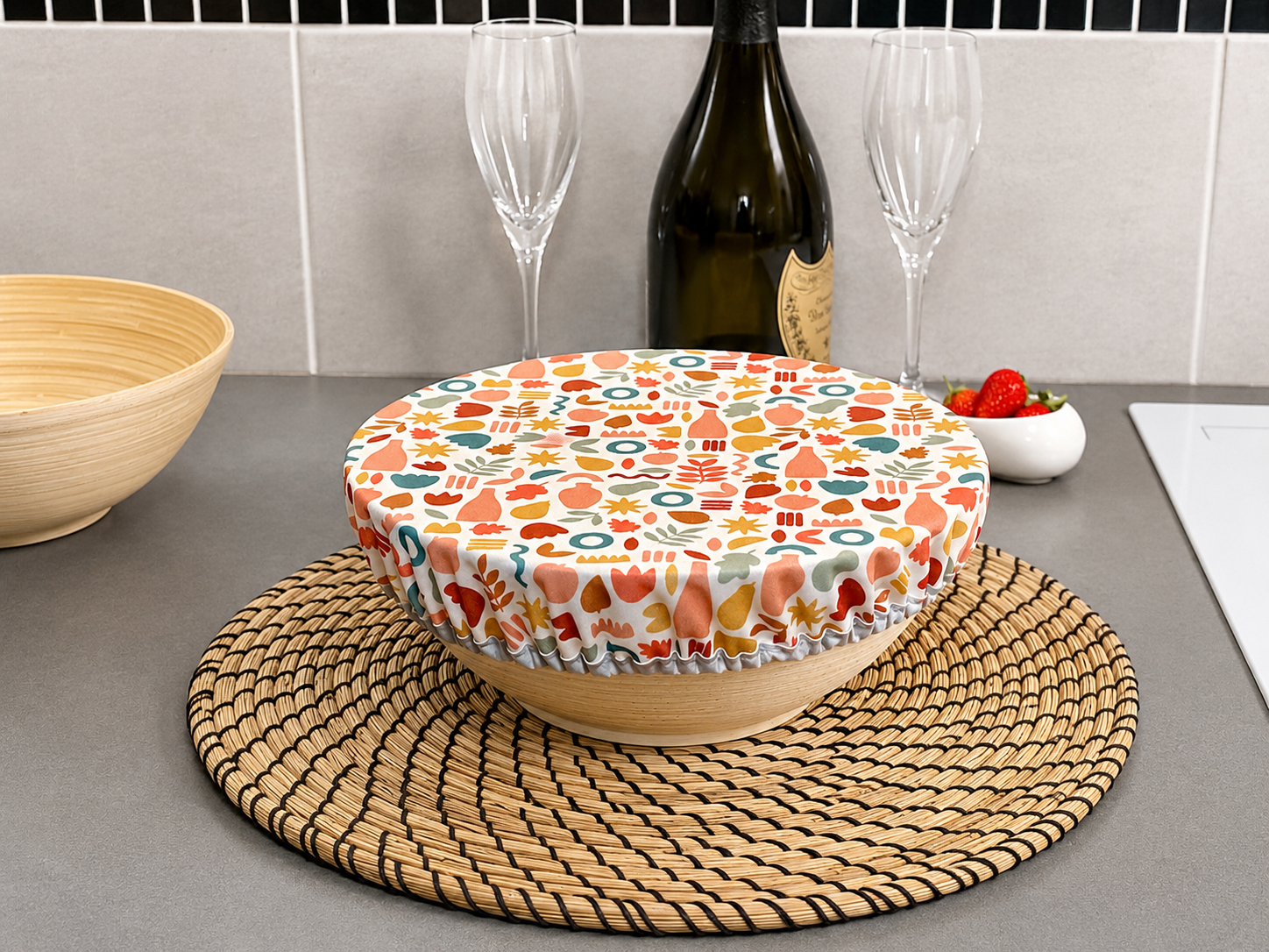 Couvre-plat réutilisable en tissu installé sur un saladier pour conserver les aliments sans film plastique dans une cuisine zéro déchet.