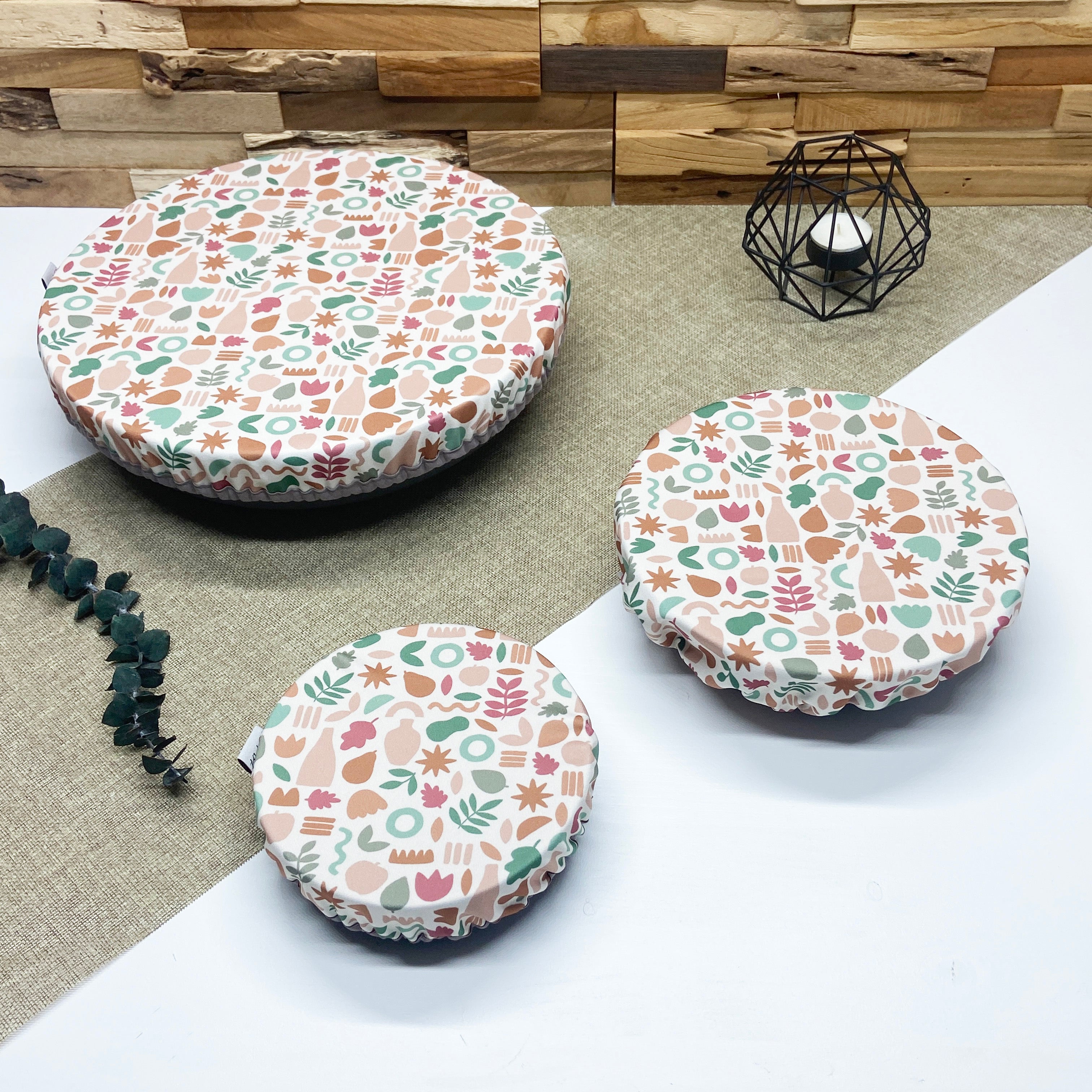 Lot de couvre-plats réutilisables en tissu à motif amphores et feuillages pastel terracotta, disponibles en plusieurs tailles pour couvrir bols, saladiers et plats tout en réduisant les déchets.
