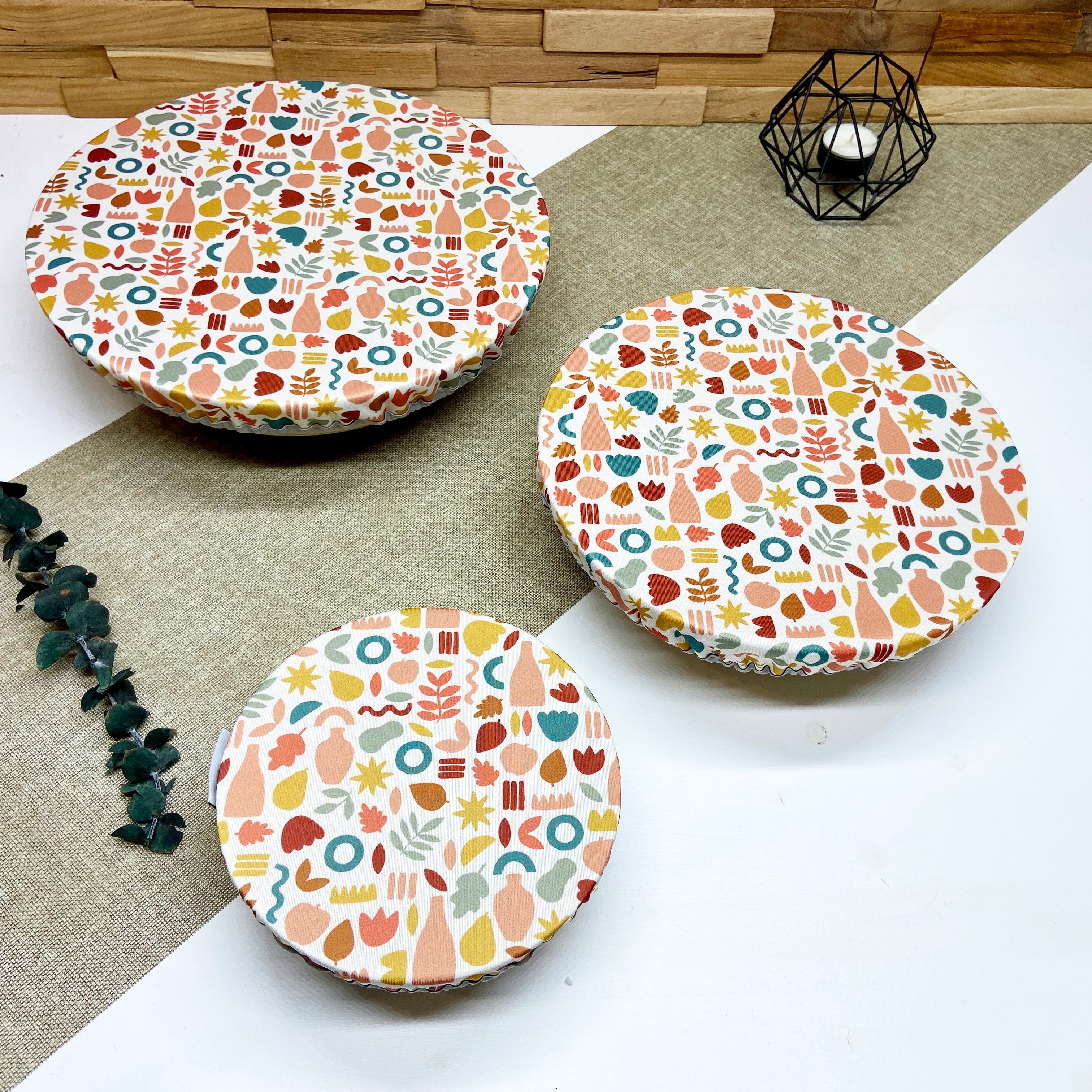 Lot de couvre-plats réutilisables en tissu à motif bouteille et feuillages terracotta, moutarde et bleu, disponibles en plusieurs tailles pour couvrir bols, saladiers et plats tout en réduisant les déchets.