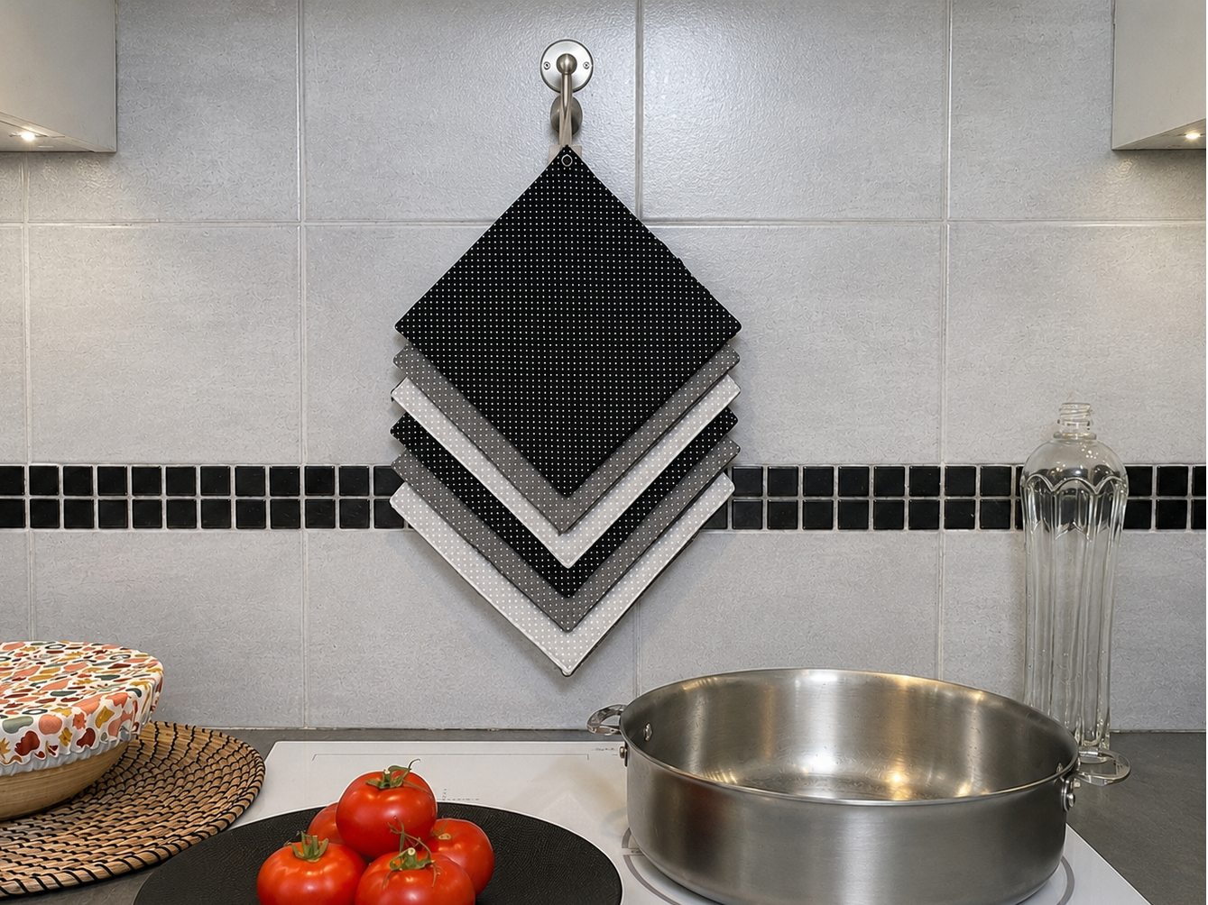 Essuie-tout lavable réutilisable en tissu suspendu dans une cuisine zéro déchet.