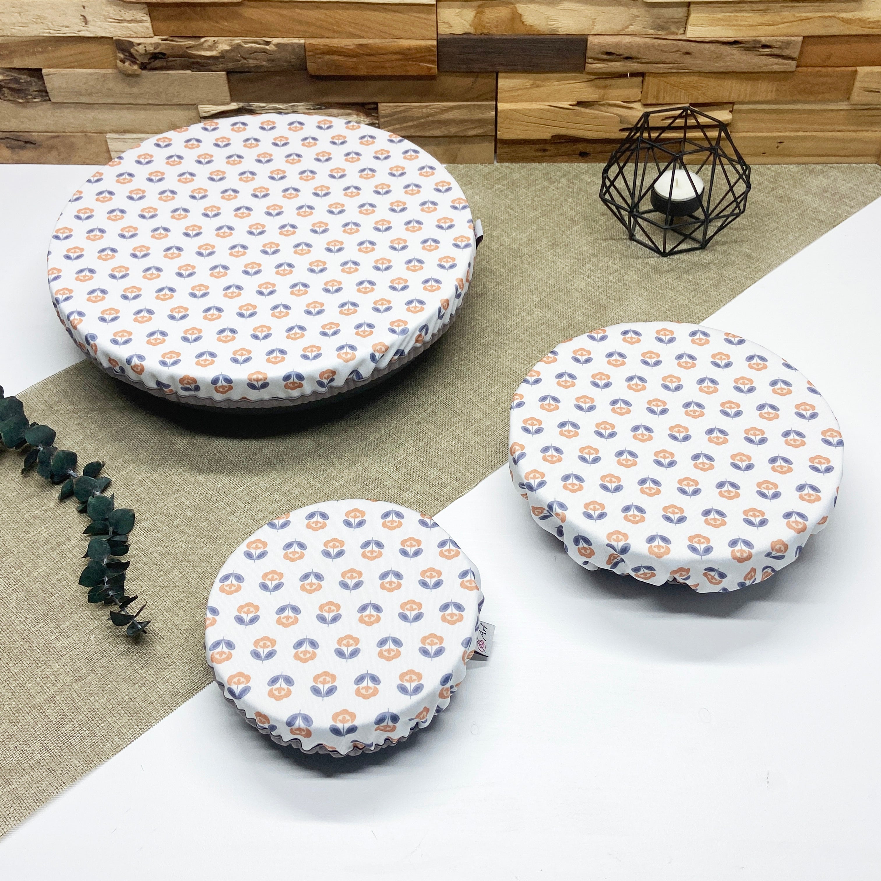 Lot de couvre-plats réutilisables en tissu à motif petites fleurs bleu grisé et beige sur fond blanc, disponibles en plusieurs tailles pour couvrir bols, saladiers et plats tout en remplaçant le film alimentaire jetable.