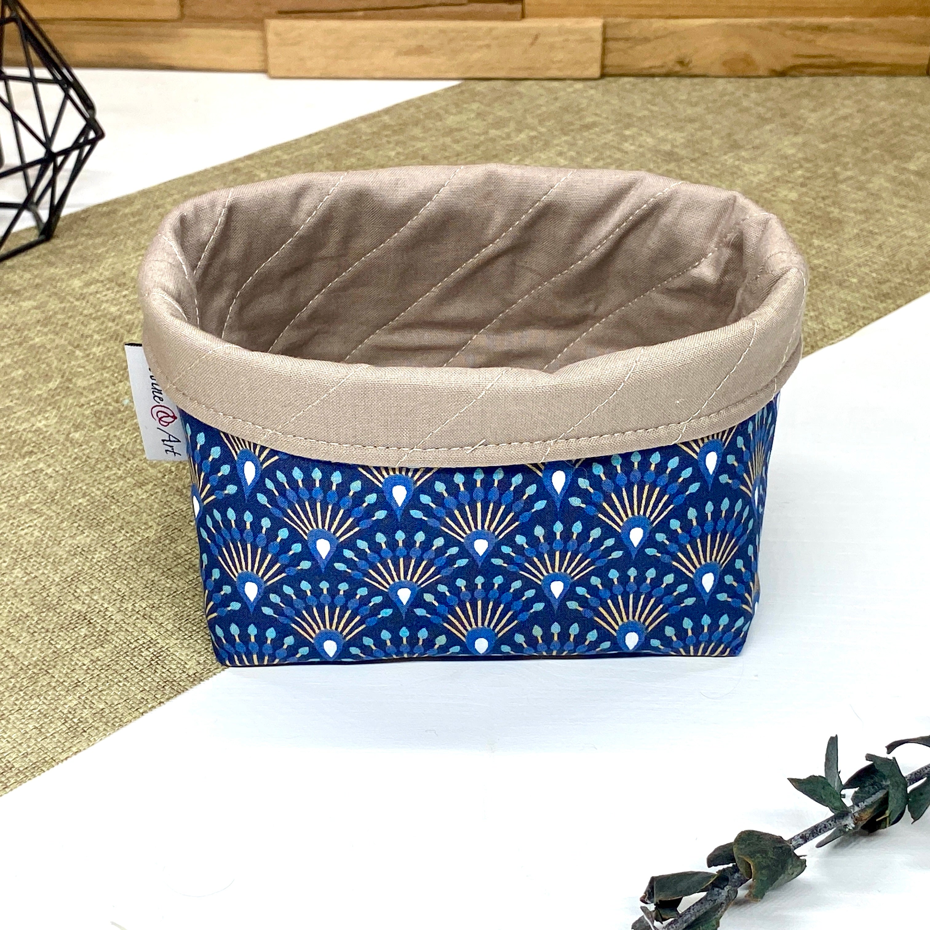 Panière de rangement textile artisanale à motif Art déco bleu roi et doré, idéale pour organiser cosmétiques, accessoires ou lingettes lavables.