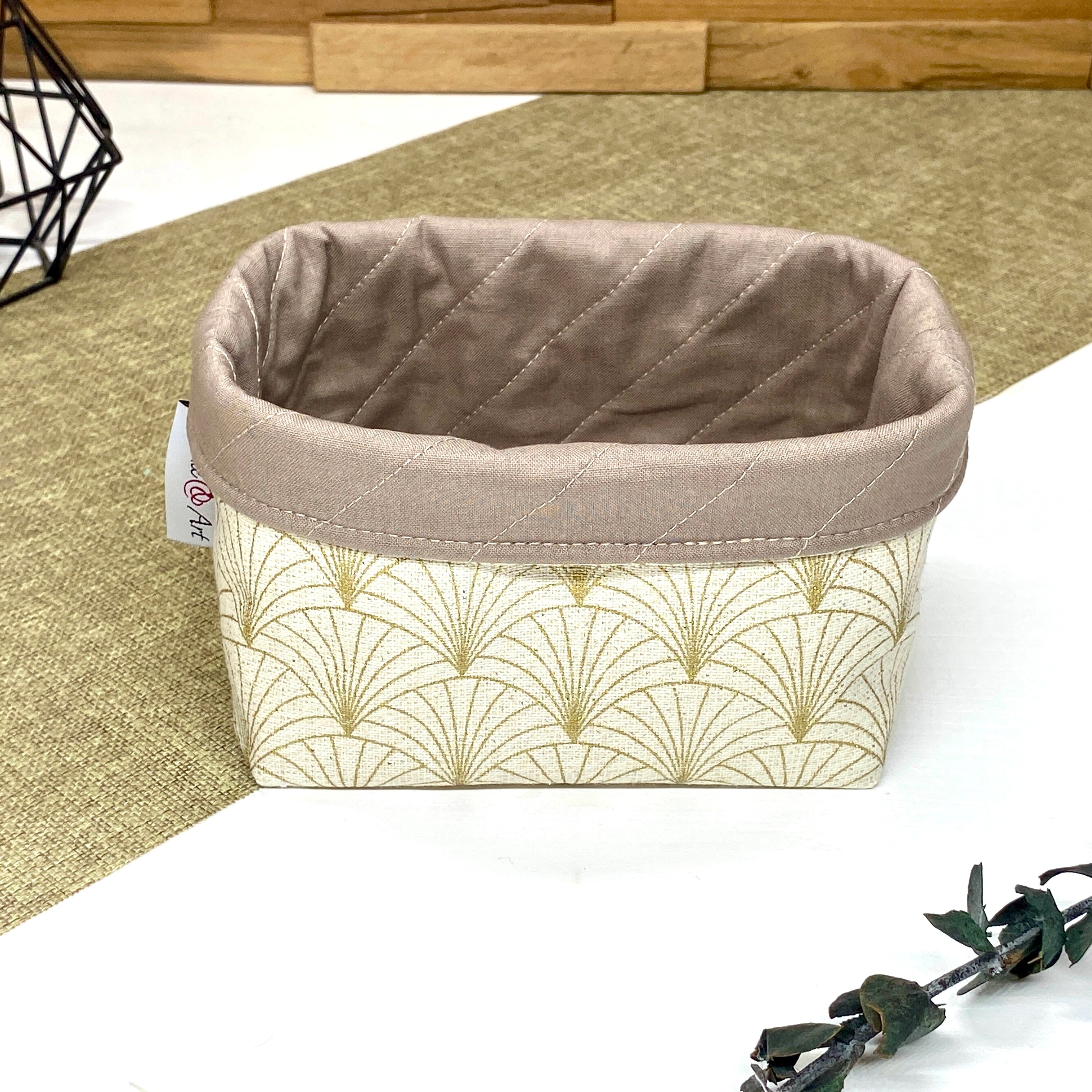 Panière de rangement textile artisanale à motif Art déco doré sur fond écru, idéale pour organiser cosmétiques, accessoires ou lingettes lavables.