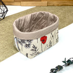 Panière de rangement textile artisanale à motif coquelicots rouges et fleurs sauvages sur fond écru, idéale pour organiser cosmétiques, accessoires ou lingettes lavables.