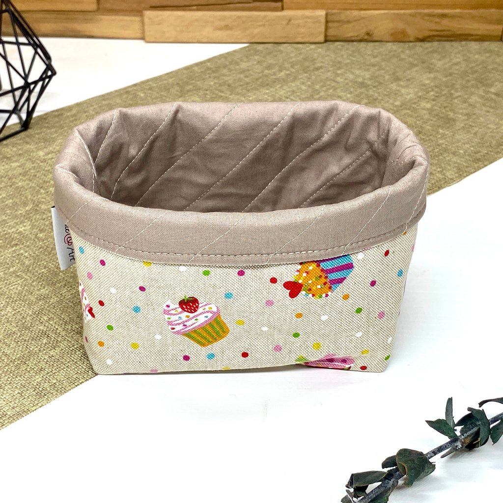 Panière de rangement textile artisanale à motif cupcakes colorés et confettis, idéale pour organiser accessoires, cosmétiques ou lingettes lavables.