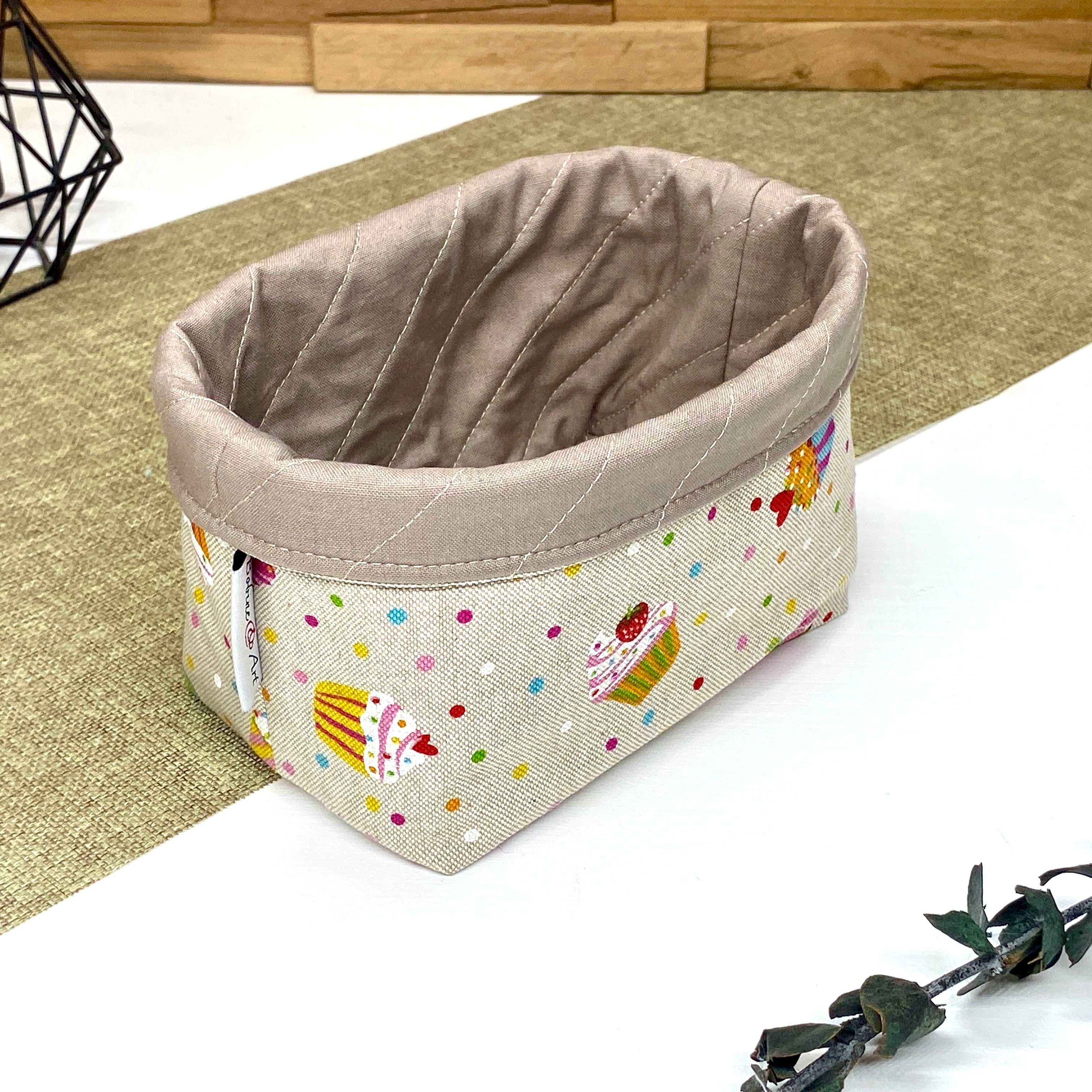 Panière de rangement textile artisanale à motif cupcakes colorés et confettis multicolores, idéale pour organiser cosmétiques, accessoires ou lingettes lavables.
