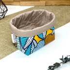 Panière de rangement textile artisanale à motif feuilles graphiques bleu pétrole, bleu ciel et jaune moutarde, idéale pour organiser accessoires, cosmétiques ou lingettes lavables.