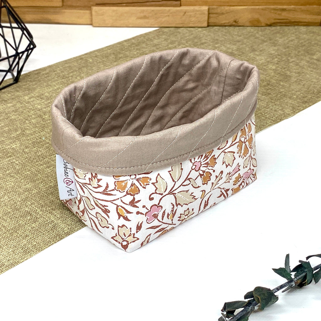 Panière de rangement textile artisanale à motif fleurs bohème terracotta et feuillages naturels, idéale pour organiser cosmétiques, accessoires ou lingettes lavables.