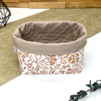 Panière de rangement textile artisanale à motif fleurs terracotta, idéale pour organiser cosmétiques, accessoires ou lingettes lavables.