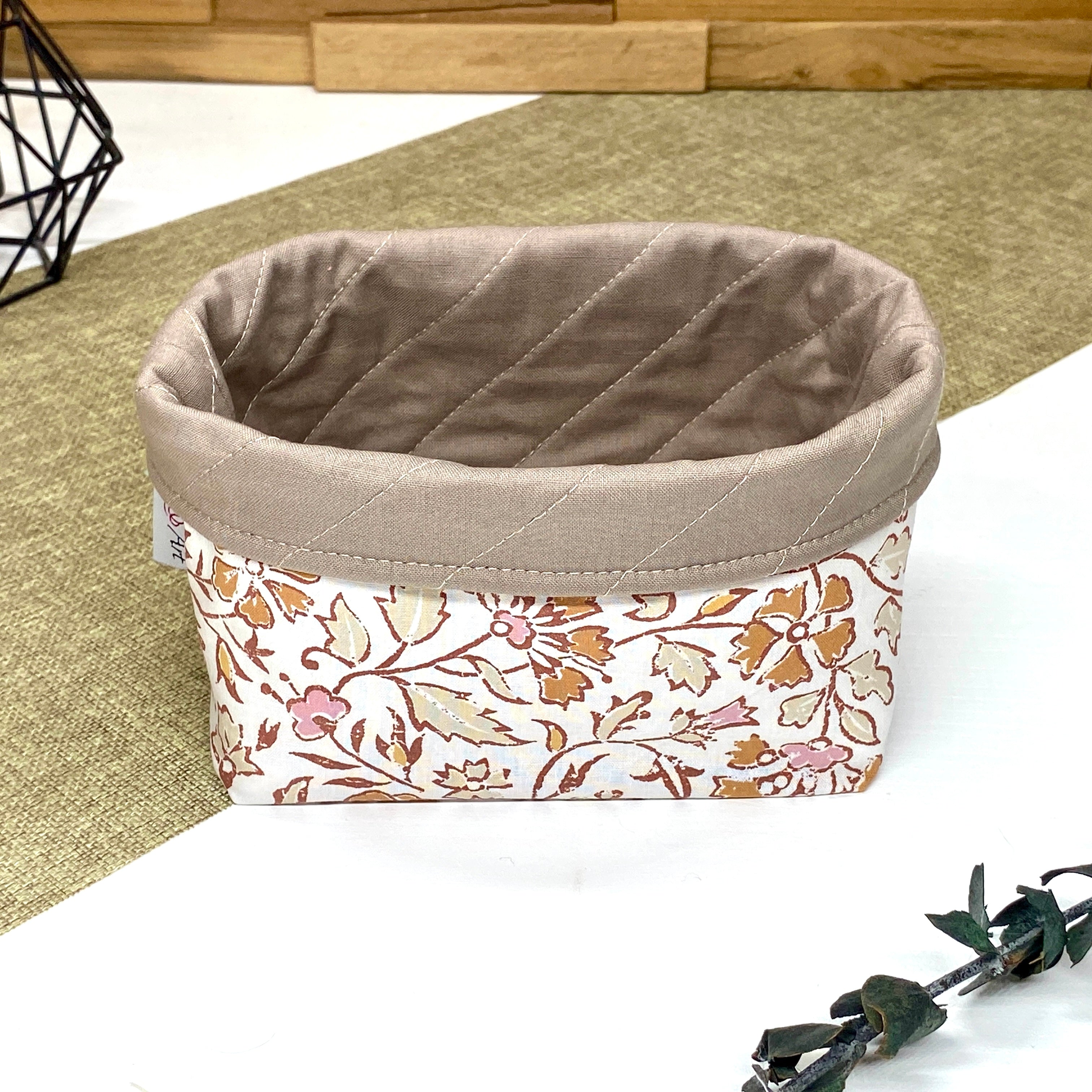 Panière de rangement textile artisanale à motif fleurs terracotta, idéale pour organiser cosmétiques, accessoires ou lingettes lavables.
