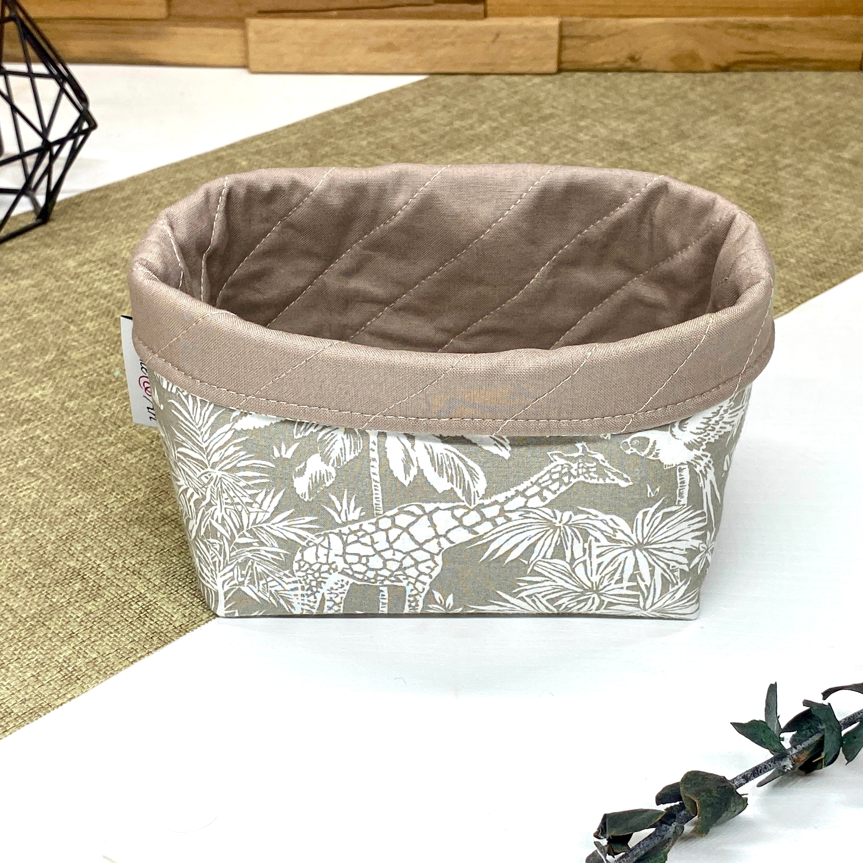 Panière de rangement textile artisanale à motif girafe et feuillage tropical beige, idéale pour organiser cosmétiques, accessoires ou lingettes lavables.