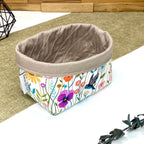 Panière de rangement textile artisanale à motif oiseaux et fleurs sauvages multicolores, idéale pour organiser cosmétiques, accessoires ou lingettes lavables.
