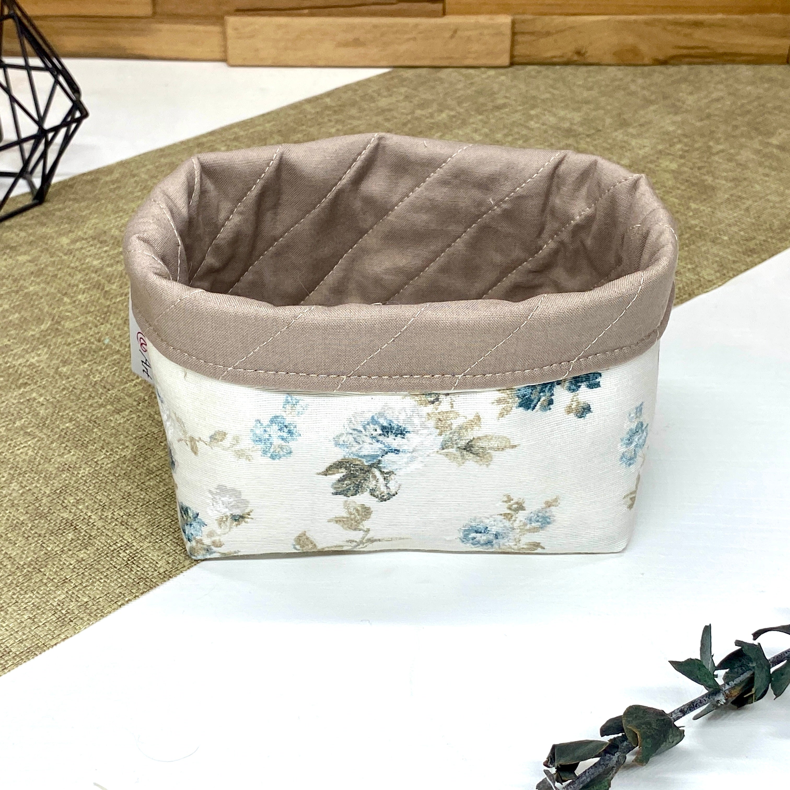 Panière de rangement textile artisanale à motif roses bleues vintage sur fond écru, idéale pour organiser cosmétiques, accessoires ou lingettes lavables.