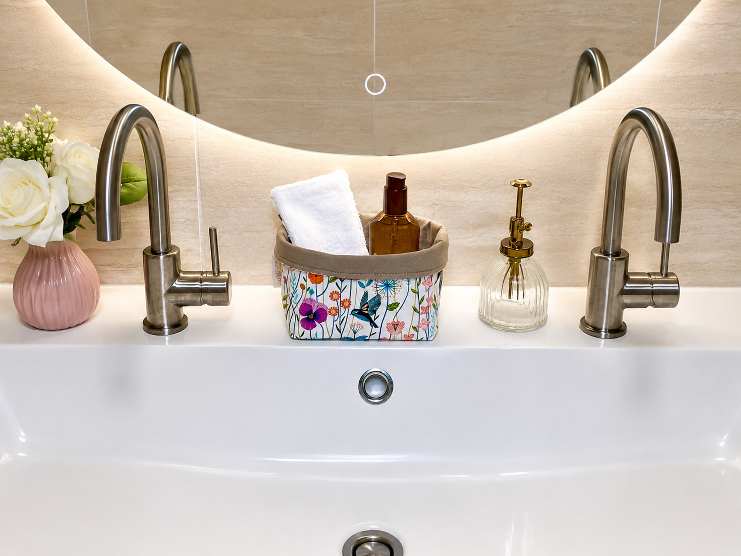 Panière de rangement textile artisanale dans une salle de bain pour organiser serviettes, cosmétiques et accessoires du quotidien.