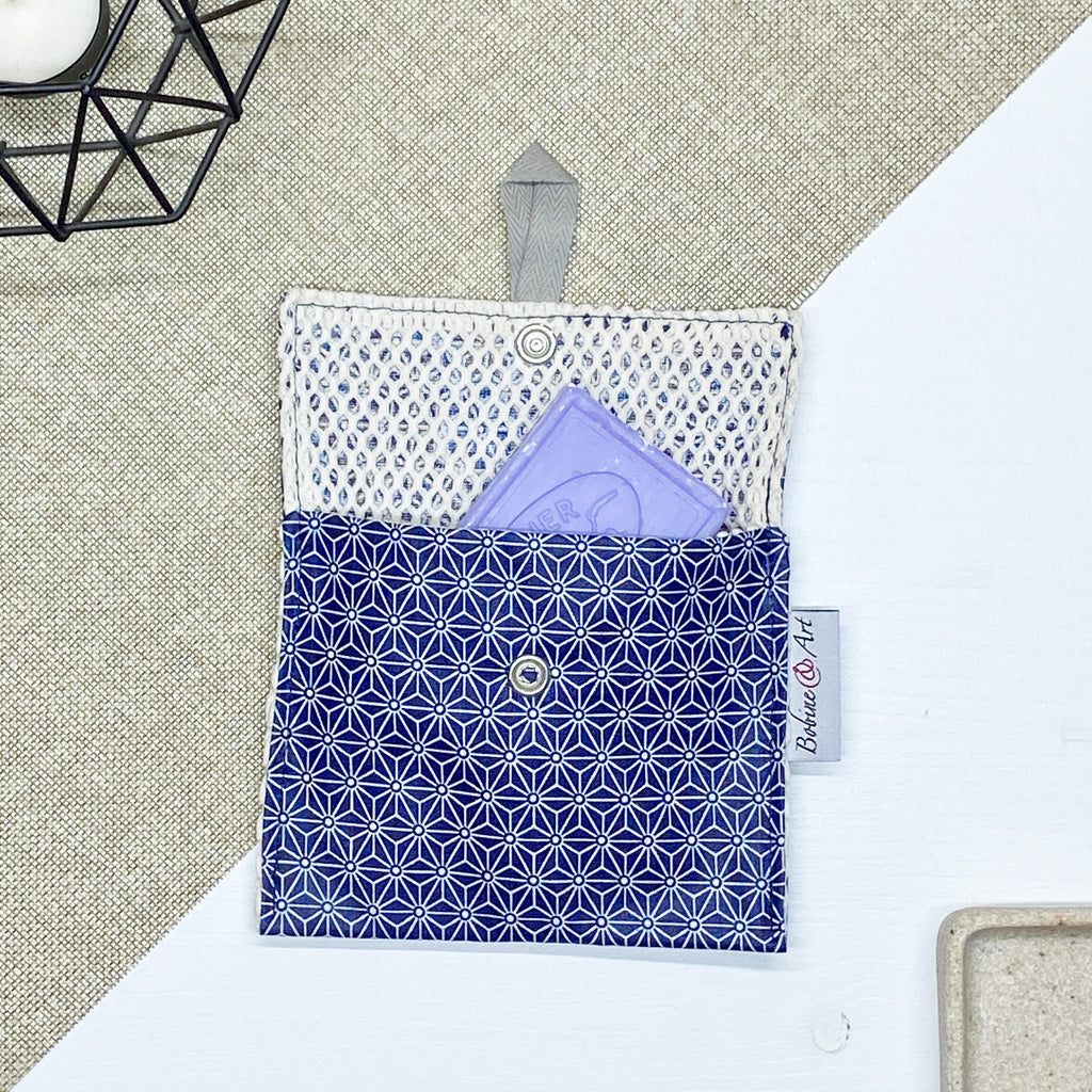 Porte-savon nomade imperméable bleu graphique pour savon solide fabriqué artisanalement en France