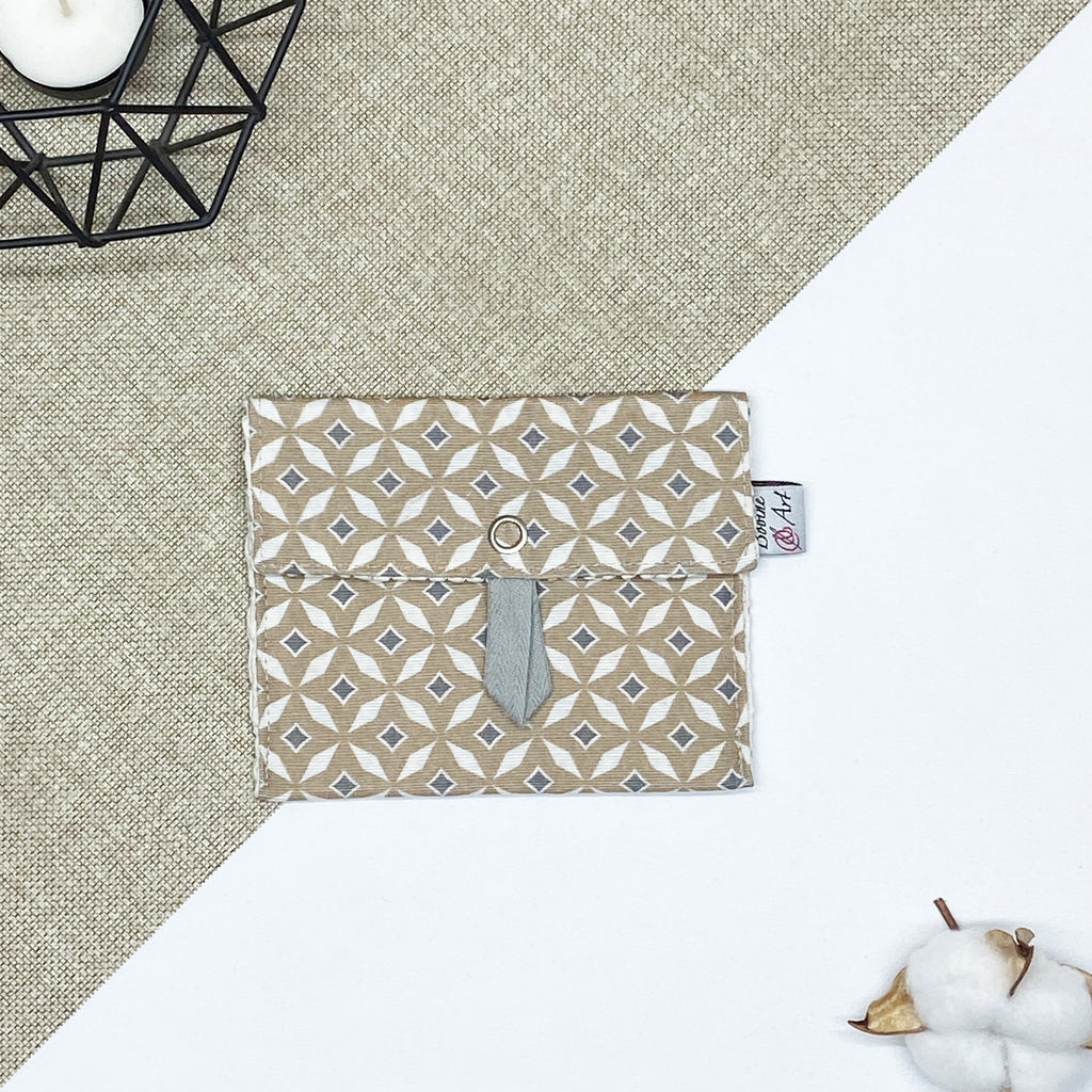 Porte-savon nomade imperméable fermé à motif géométrique beige et écru, format compact idéal pour transporter un savon solide lors des déplacements, voyages ou activités du quotidien.