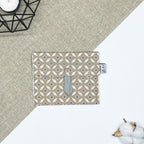 Porte-savon nomade imperméable fermé à motif géométrique beige et écru, format compact idéal pour transporter un savon solide lors des déplacements, voyages ou activités du quotidien.