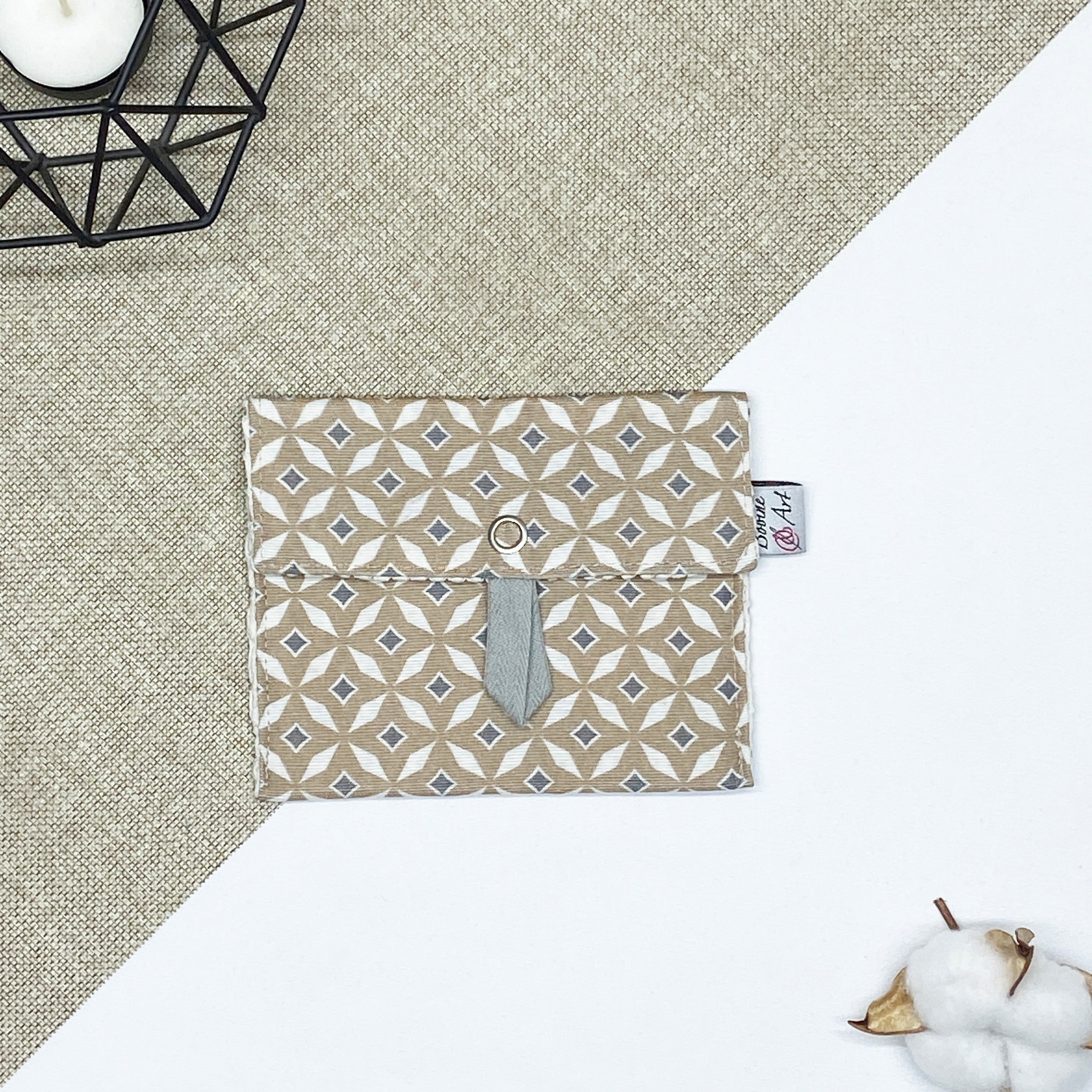 Porte-savon nomade imperméable fermé à motif géométrique beige et écru, format compact idéal pour transporter un savon solide lors des déplacements, voyages ou activités du quotidien.