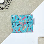 Porte-savon nomade imperméable fermé à motif maquillage avec rouges à lèvres, pinceaux et crayons sur fond bleu turquoise, format compact idéal pour transporter un savon solide lors des déplacements et voyages.