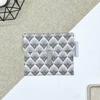 Porte-savon nomade imperméable fermé à motif éventails Art déco gris et jaune moutarde sur fond écru, format compact idéal pour transporter un savon solide lors des déplacements, voyages ou activités du quotidien.