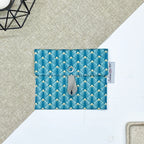 Porte-savon nomade imperméable fermé à motif éventails géométriques bleu canard, vert d’eau et beige, format compact idéal pour transporter un savon solide lors des déplacements, voyages ou activités du quotidien.