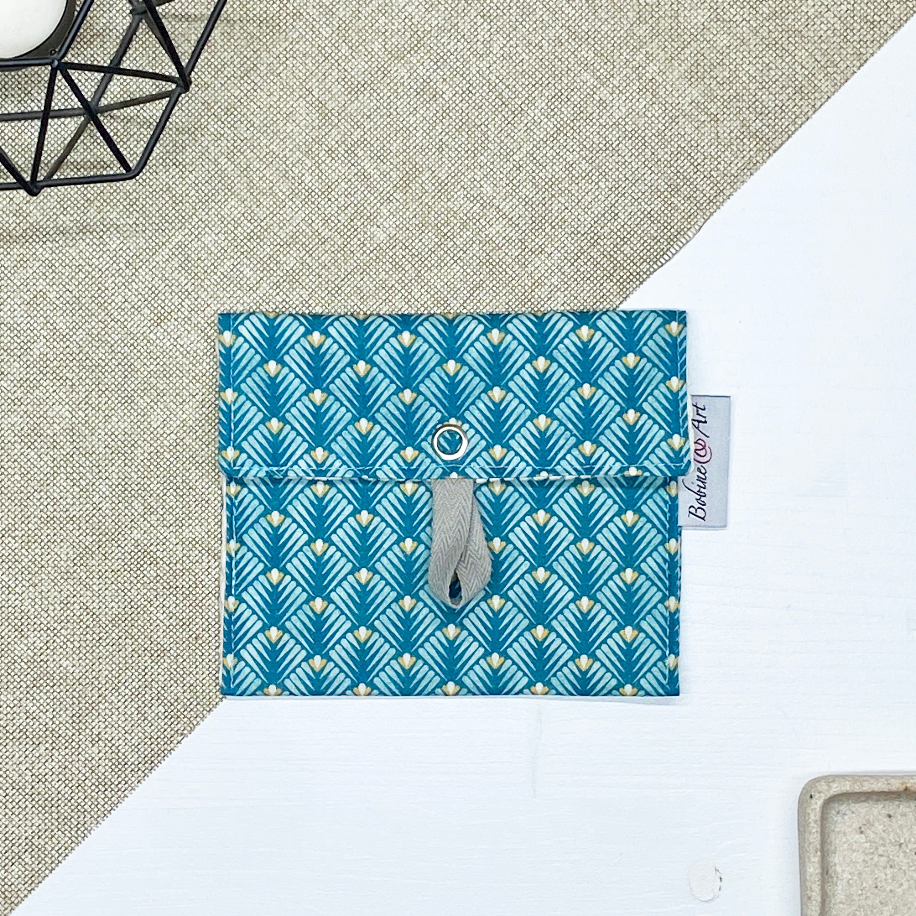 Porte-savon nomade imperméable fermé à motif éventails géométriques bleu canard, vert d’eau et beige, format compact idéal pour transporter un savon solide lors des déplacements, voyages ou activités du quotidien.