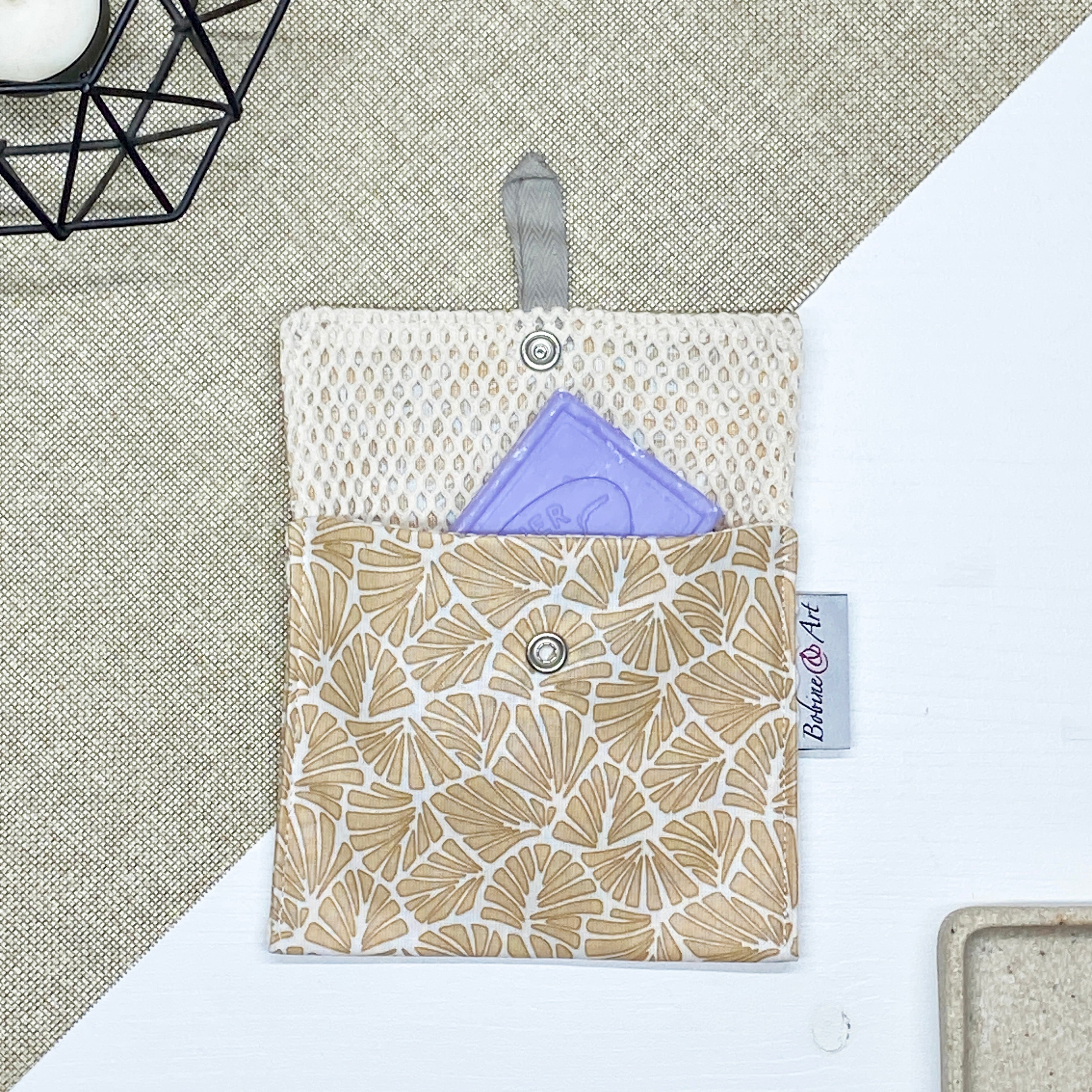 Porte-savon nomade imperméable motif feuillage doré pour savon solide fabriqué en France