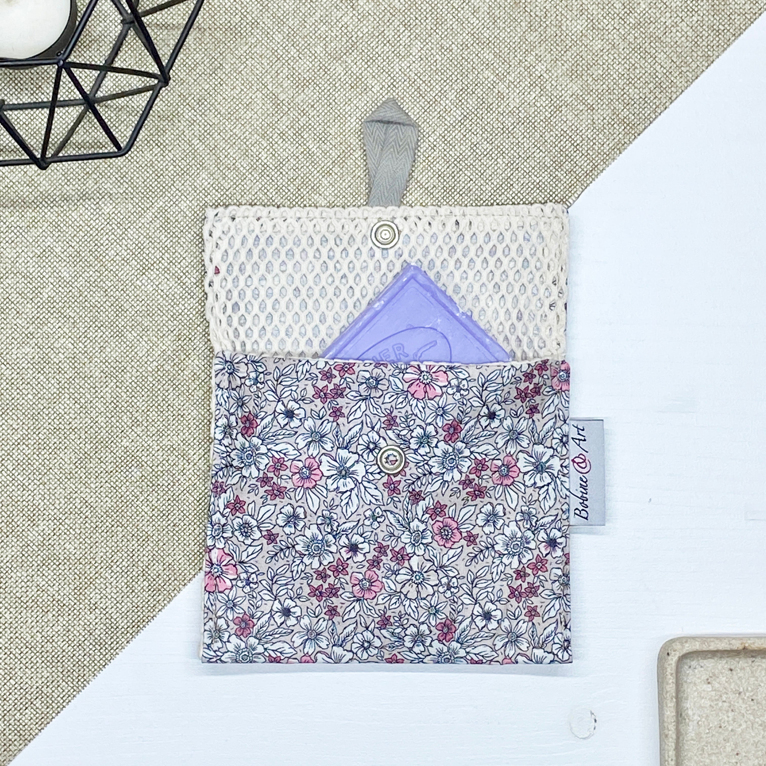Porte-savon nomade imperméable motif fleur claire pour savon solide fabriqué en France