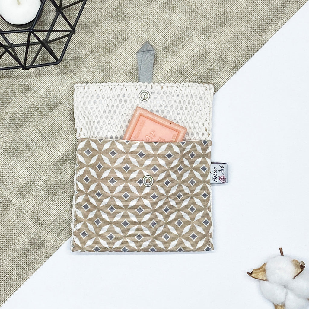 Porte-savon nomade imperméable beige graphique pour savon solide fabriqué en France