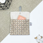 Porte-savon nomade imperméable beige graphique pour savon solide fabriqué en France